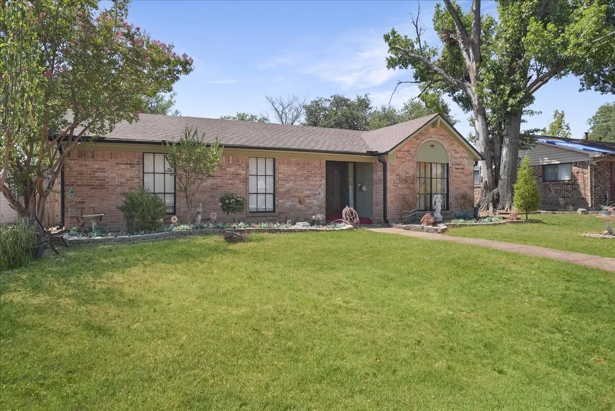 Single Family Residence For Sale in Dallas County , 2710 Moonriver Lane, Farmers Branch, Texas 75234, 3 Bedroom, 2 Bathroom, 2 Garage spaces, 1,579 Sqft, built in 1966, mls#21373499, Real Estate Agent in Farmers Branch, Homes For Sale in Dallas county, Homes For Sale in Farmers Branch, Realtor in Farmers Branch Texas, Real Estate Brokerage Independent Realty Texas, Luminita Cordes Realtor