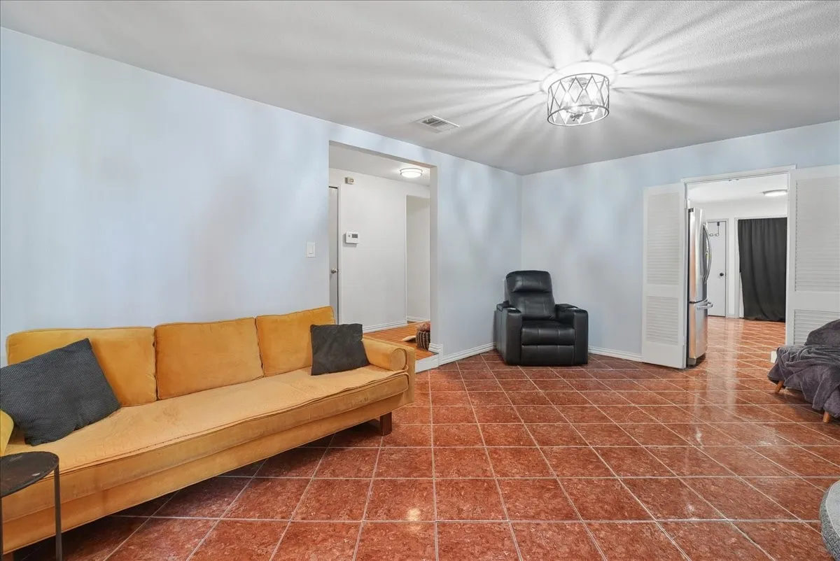 Single Family Residence For Sale in Dallas County , 2710 Moonriver Lane, Farmers Branch, Texas 75234, 3 Bedroom, 2 Bathroom, 2 Garage spaces, 1,579 Sqft, built in 1966, mls#21373499, Real Estate Agent in Farmers Branch, Homes For Sale in Dallas county, Homes For Sale in Farmers Branch, Realtor in Farmers Branch Texas, Real Estate Brokerage Independent Realty Texas, Luminita Cordes Realtor