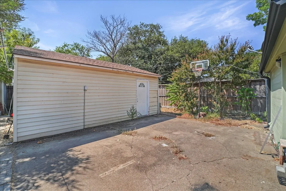 Single Family Residence For Sale in Dallas County , 2710 Moonriver Lane, Farmers Branch, Texas 75234, 3 Bedroom, 2 Bathroom, 2 Garage spaces, 1,579 Sqft, built in 1966, mls#21373499, Real Estate Agent in Farmers Branch, Homes For Sale in Dallas county, Homes For Sale in Farmers Branch, Realtor in Farmers Branch Texas, Real Estate Brokerage Independent Realty Texas, Luminita Cordes Realtor