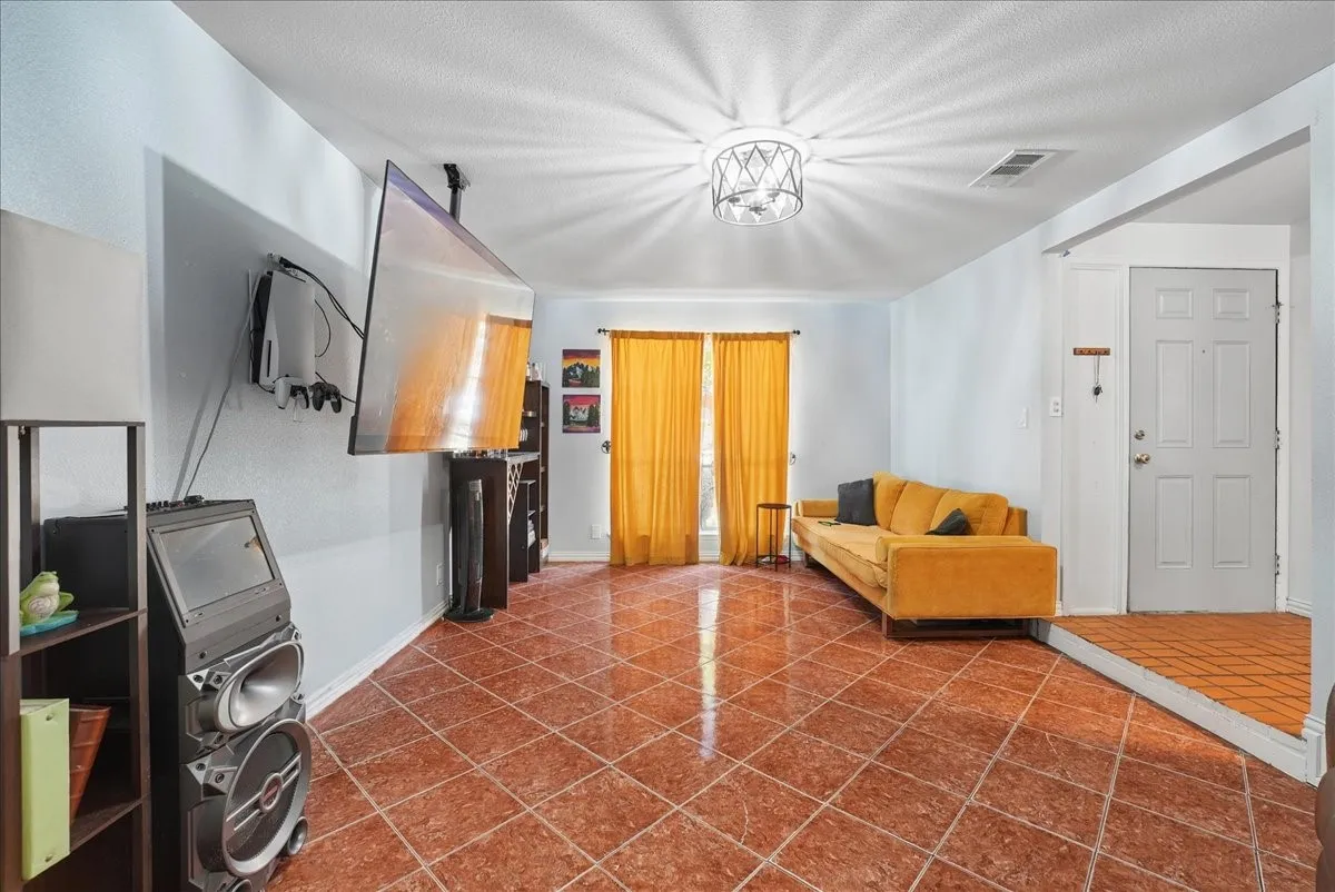 Single Family Residence For Sale in Dallas County , 2710 Moonriver Lane, Farmers Branch, Texas 75234, 3 Bedroom, 2 Bathroom, 2 Garage spaces, 1,579 Sqft, built in 1966, mls#21373499, Real Estate Agent in Farmers Branch, Homes For Sale in Dallas county, Homes For Sale in Farmers Branch, Realtor in Farmers Branch Texas, Real Estate Brokerage Independent Realty Texas, Luminita Cordes Realtor