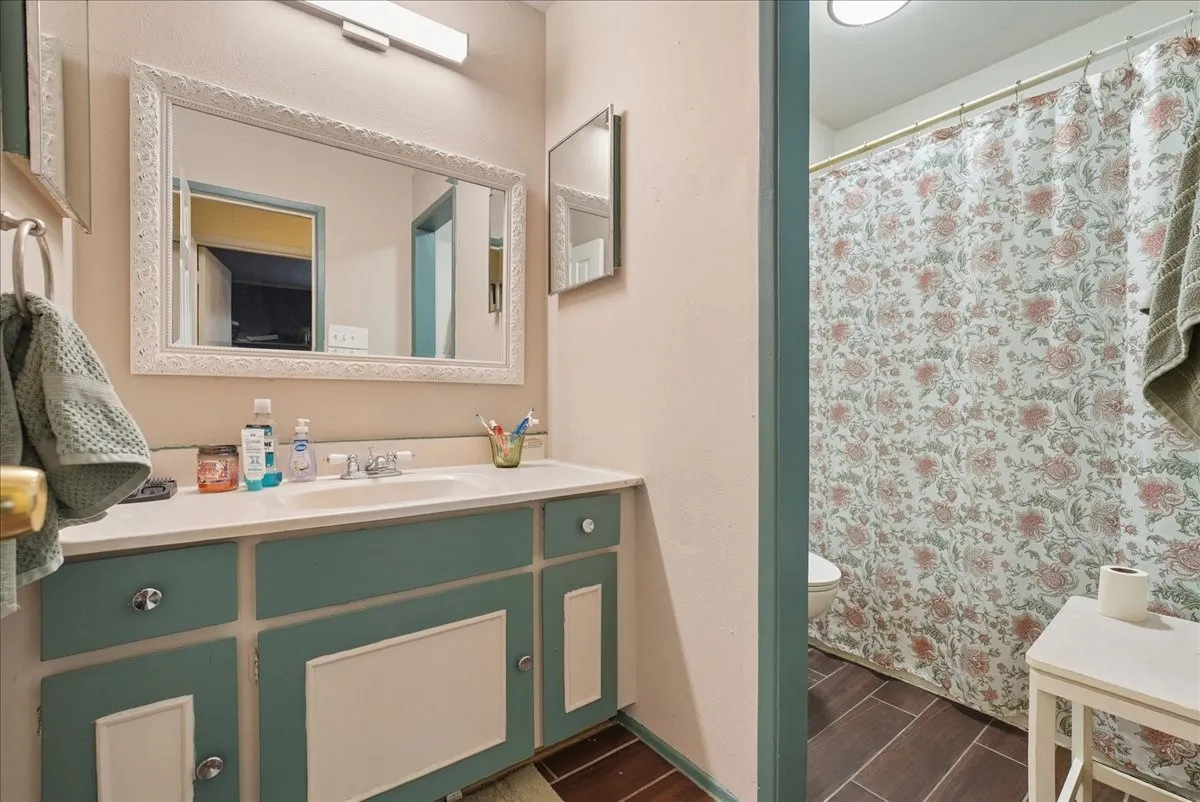 Single Family Residence For Sale in Dallas County , 2710 Moonriver Lane, Farmers Branch, Texas 75234, 3 Bedroom, 2 Bathroom, 2 Garage spaces, 1,579 Sqft, built in 1966, mls#21373499, Real Estate Agent in Farmers Branch, Homes For Sale in Dallas county, Homes For Sale in Farmers Branch, Realtor in Farmers Branch Texas, Real Estate Brokerage Independent Realty Texas, Luminita Cordes Realtor
