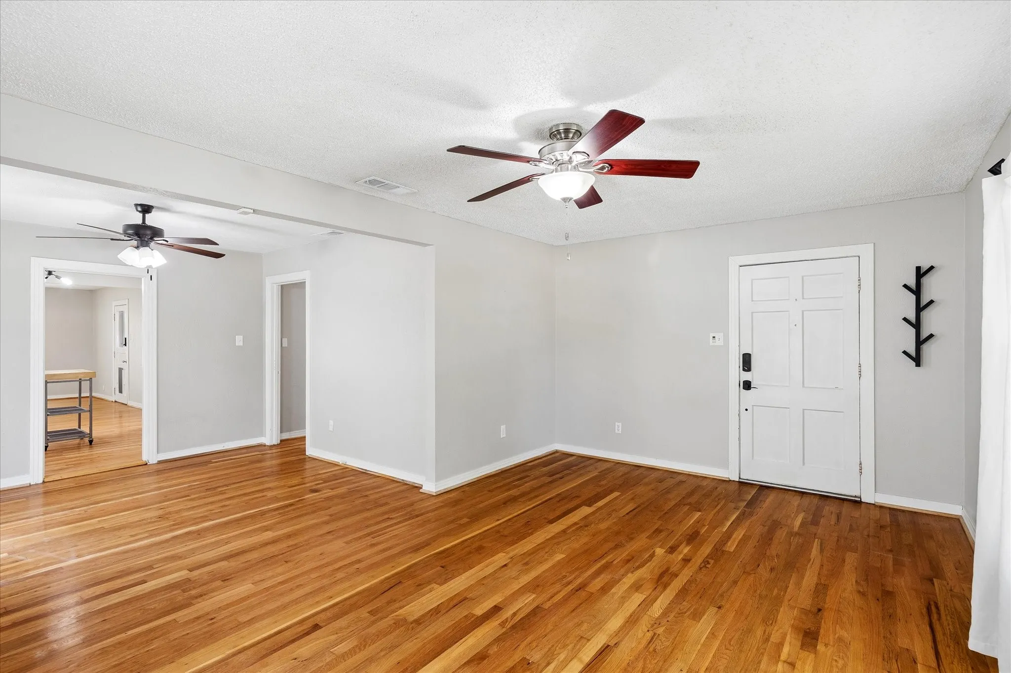 Single Family Residence For Rent in Tarrant County , 4708 Calmont Avenue, Fort Worth, Texas 76107, 2 Bedroom, 1 Bathroom, 1 Garage spaces, 1,140 Sqft, built in 1947, mls#21373284, Real Estate Agent in Fort Worth, Homes For Rent in Tarrant county, Homes For Rent in Fort Worth, Realtor in Fort Worth Texas, Real Estate Brokerage Independent Realty Texas, Luminita Cordes Realtor