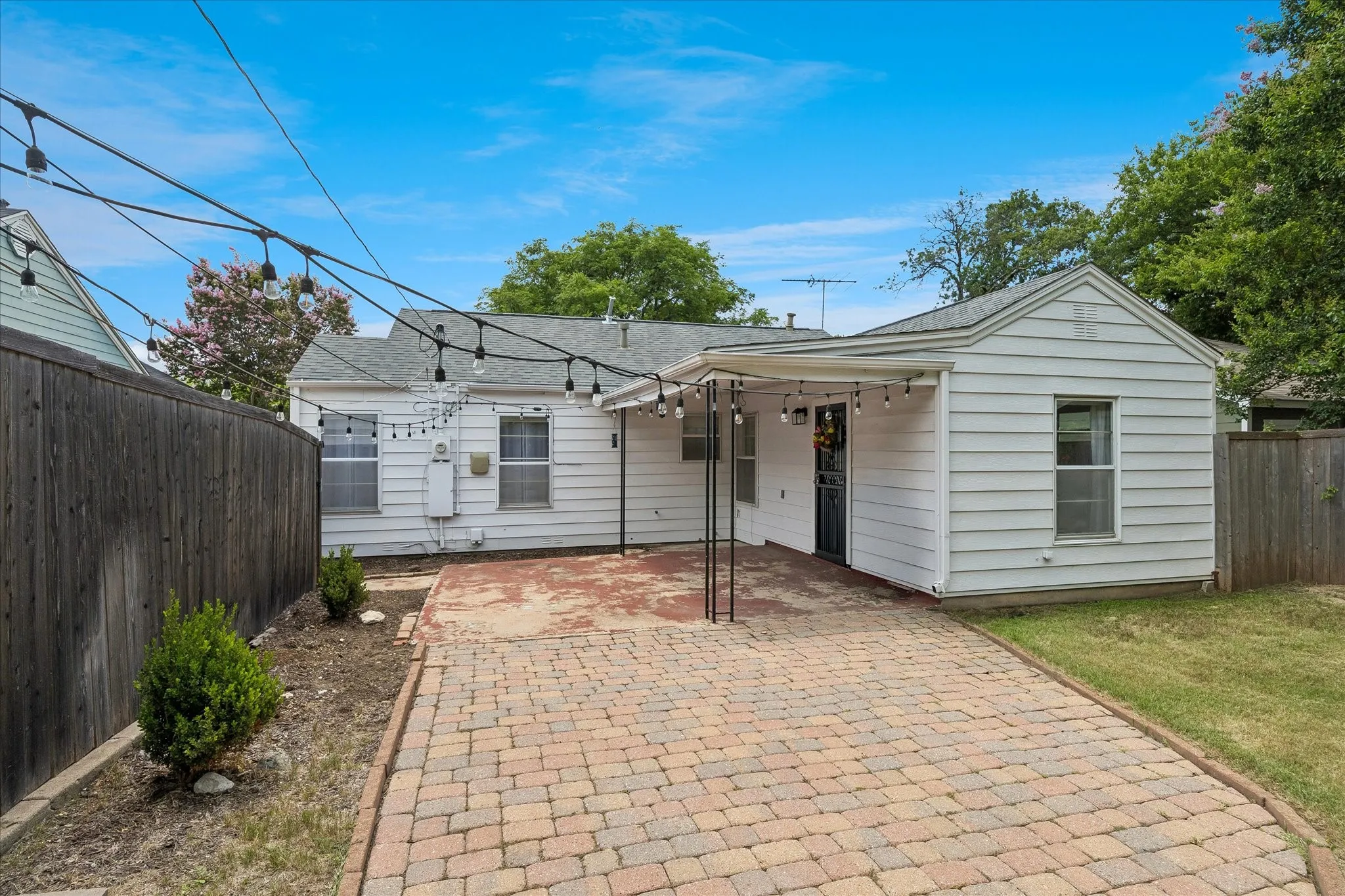 Single Family Residence For Rent in Tarrant County , 4708 Calmont Avenue, Fort Worth, Texas 76107, 2 Bedroom, 1 Bathroom, 1 Garage spaces, 1,140 Sqft, built in 1947, mls#21373284, Real Estate Agent in Fort Worth, Homes For Rent in Tarrant county, Homes For Rent in Fort Worth, Realtor in Fort Worth Texas, Real Estate Brokerage Independent Realty Texas, Luminita Cordes Realtor