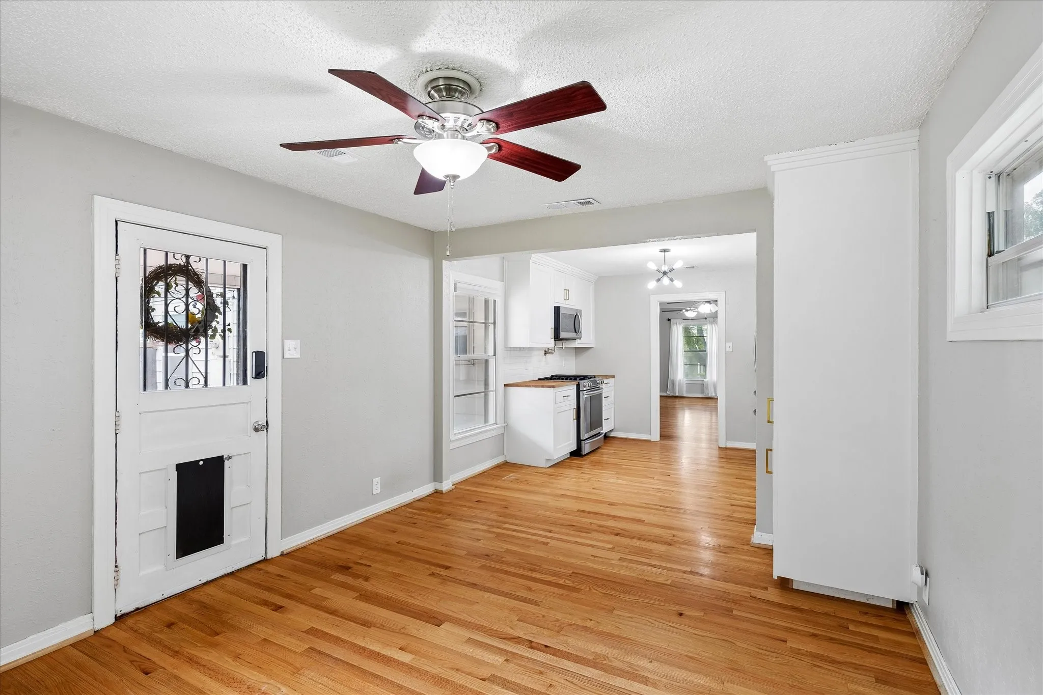 Single Family Residence For Rent in Tarrant County , 4708 Calmont Avenue, Fort Worth, Texas 76107, 2 Bedroom, 1 Bathroom, 1 Garage spaces, 1,140 Sqft, built in 1947, mls#21373284, Real Estate Agent in Fort Worth, Homes For Rent in Tarrant county, Homes For Rent in Fort Worth, Realtor in Fort Worth Texas, Real Estate Brokerage Independent Realty Texas, Luminita Cordes Realtor