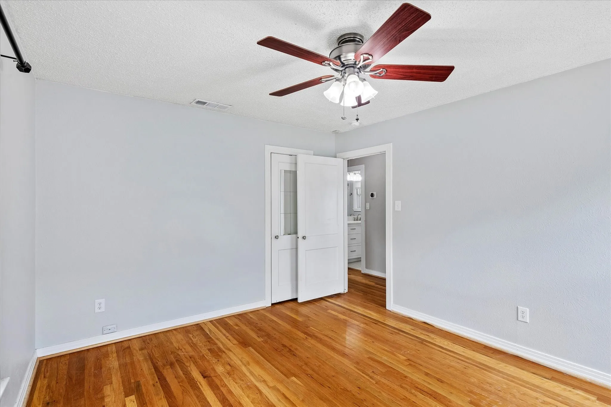 Single Family Residence For Rent in Tarrant County , 4708 Calmont Avenue, Fort Worth, Texas 76107, 2 Bedroom, 1 Bathroom, 1 Garage spaces, 1,140 Sqft, built in 1947, mls#21373284, Real Estate Agent in Fort Worth, Homes For Rent in Tarrant county, Homes For Rent in Fort Worth, Realtor in Fort Worth Texas, Real Estate Brokerage Independent Realty Texas, Luminita Cordes Realtor
