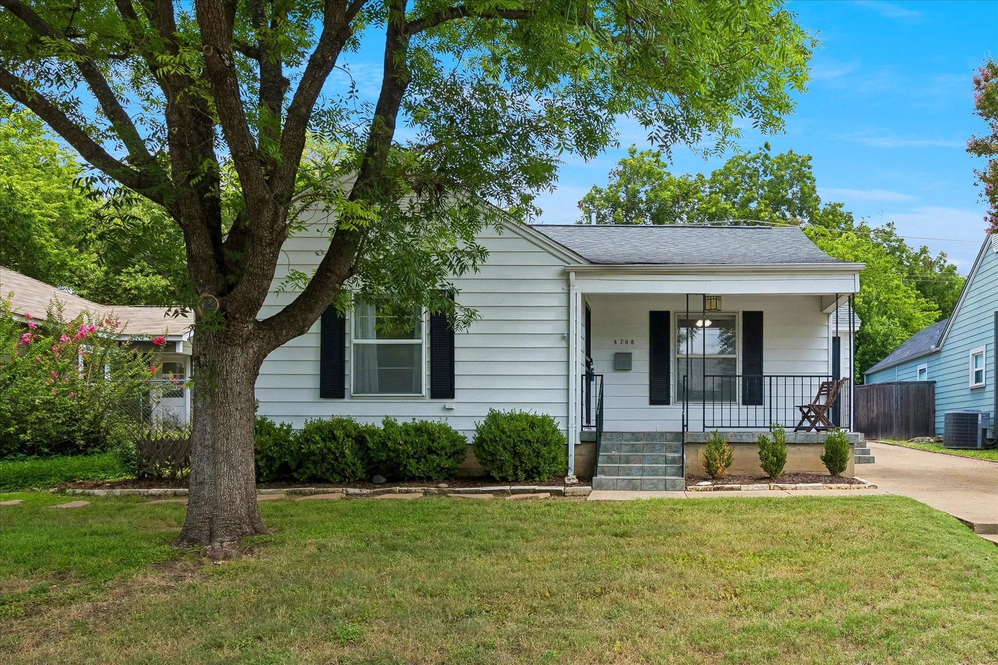 Single Family Residence For Rent in Tarrant County , 4708 Calmont Avenue, Fort Worth, Texas 76107, 2 Bedroom, 1 Bathroom, 1 Garage spaces, 1,140 Sqft, built in 1947, mls#21373284, Real Estate Agent in Fort Worth, Homes For Rent in Tarrant county, Homes For Rent in Fort Worth, Realtor in Fort Worth Texas, Real Estate Brokerage Independent Realty Texas, Luminita Cordes Realtor