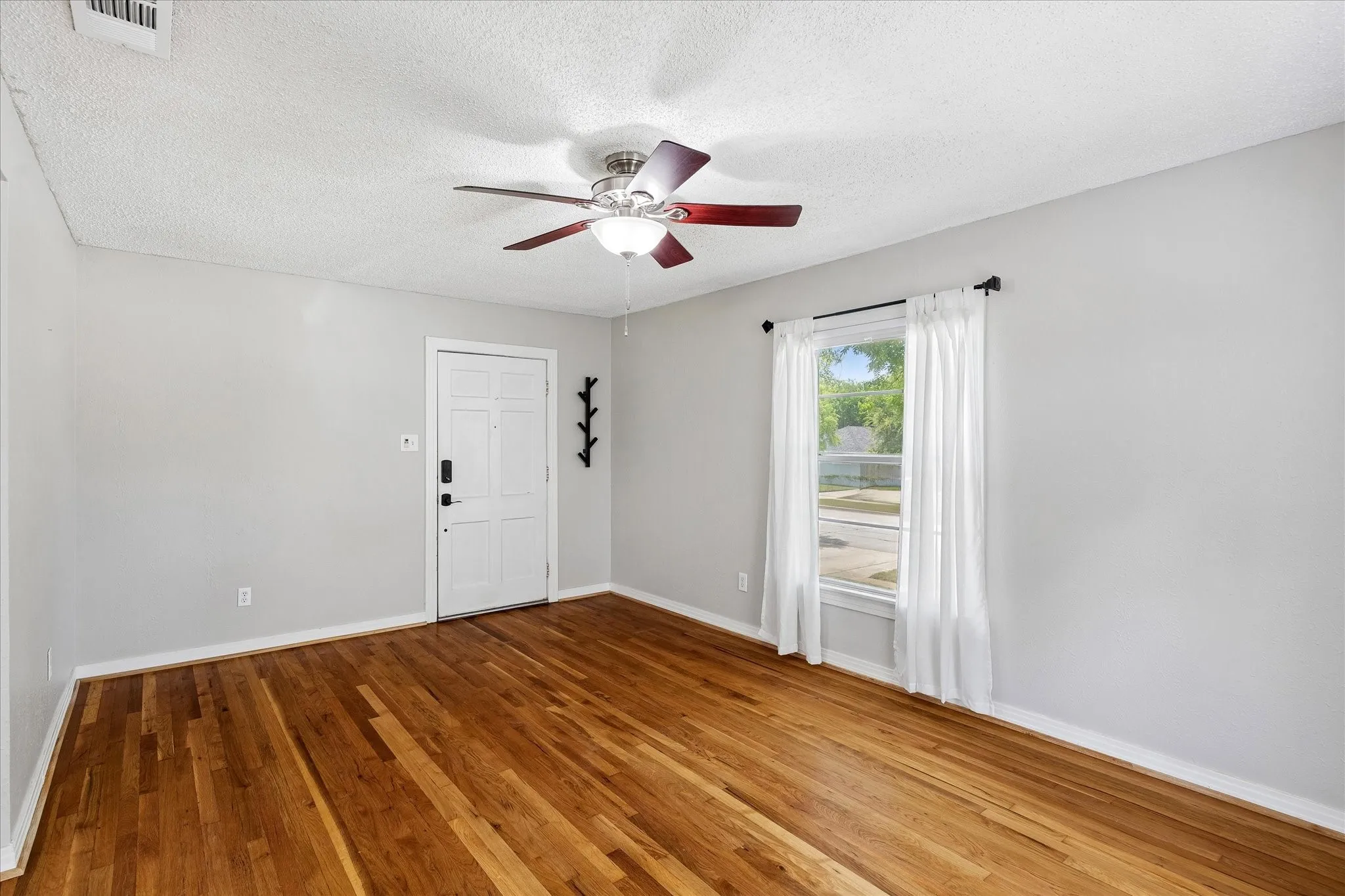 Single Family Residence For Rent in Tarrant County , 4708 Calmont Avenue, Fort Worth, Texas 76107, 2 Bedroom, 1 Bathroom, 1 Garage spaces, 1,140 Sqft, built in 1947, mls#21373284, Real Estate Agent in Fort Worth, Homes For Rent in Tarrant county, Homes For Rent in Fort Worth, Realtor in Fort Worth Texas, Real Estate Brokerage Independent Realty Texas, Luminita Cordes Realtor