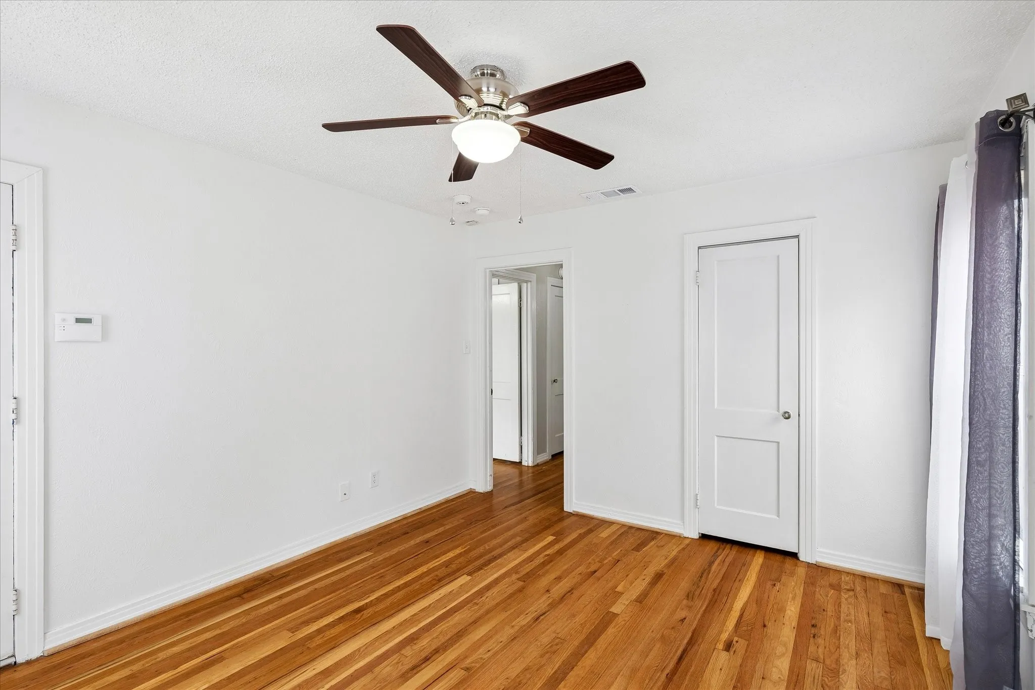 Single Family Residence For Rent in Tarrant County , 4708 Calmont Avenue, Fort Worth, Texas 76107, 2 Bedroom, 1 Bathroom, 1 Garage spaces, 1,140 Sqft, built in 1947, mls#21373284, Real Estate Agent in Fort Worth, Homes For Rent in Tarrant county, Homes For Rent in Fort Worth, Realtor in Fort Worth Texas, Real Estate Brokerage Independent Realty Texas, Luminita Cordes Realtor