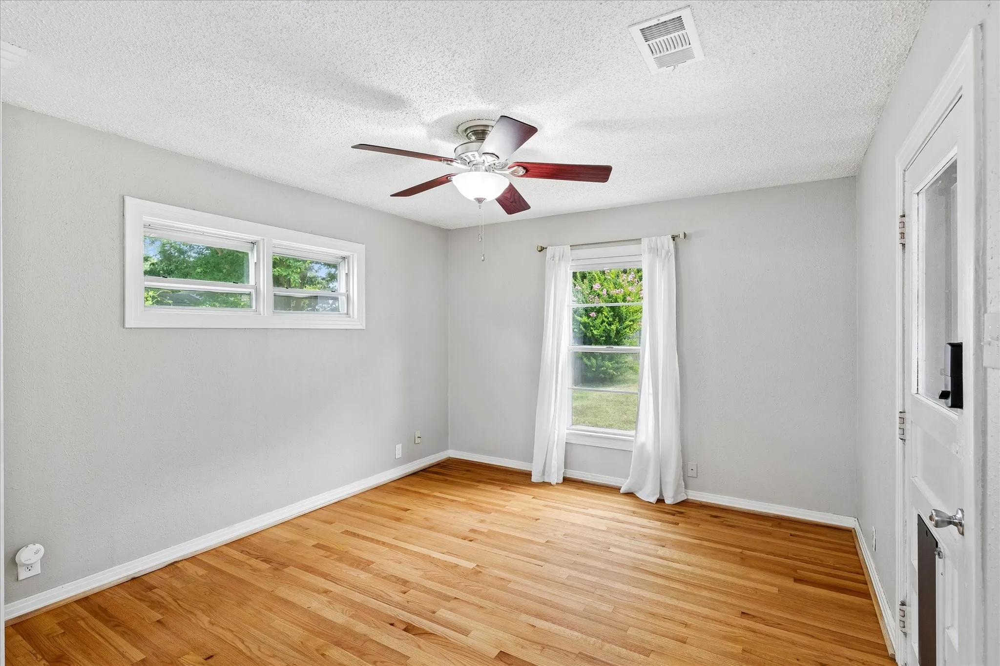Single Family Residence For Rent in Tarrant County , 4708 Calmont Avenue, Fort Worth, Texas 76107, 2 Bedroom, 1 Bathroom, 1 Garage spaces, 1,140 Sqft, built in 1947, mls#21373284, Real Estate Agent in Fort Worth, Homes For Rent in Tarrant county, Homes For Rent in Fort Worth, Realtor in Fort Worth Texas, Real Estate Brokerage Independent Realty Texas, Luminita Cordes Realtor