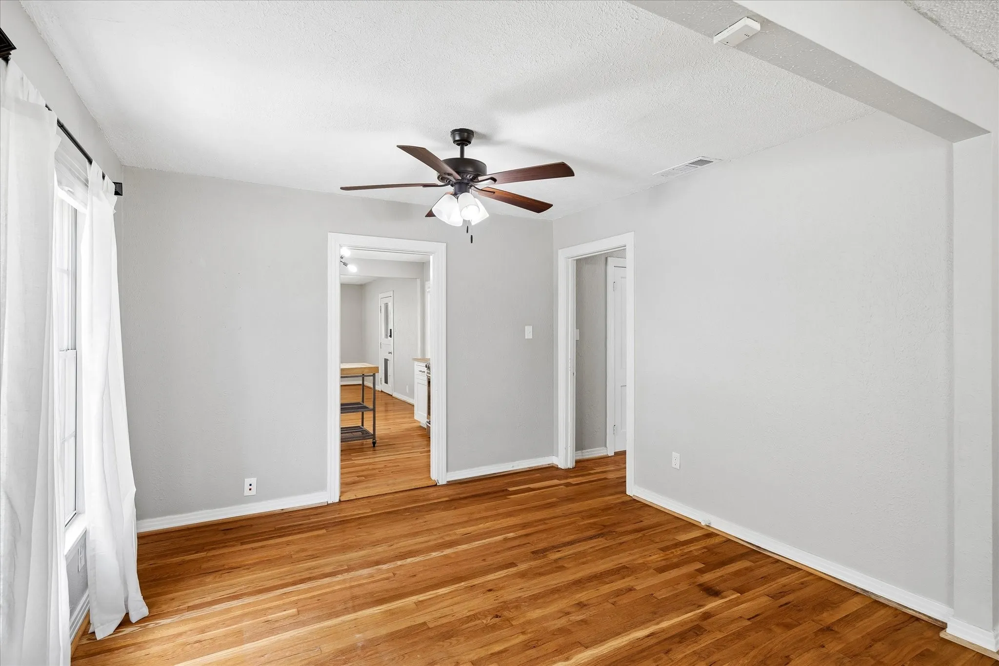Single Family Residence For Rent in Tarrant County , 4708 Calmont Avenue, Fort Worth, Texas 76107, 2 Bedroom, 1 Bathroom, 1 Garage spaces, 1,140 Sqft, built in 1947, mls#21373284, Real Estate Agent in Fort Worth, Homes For Rent in Tarrant county, Homes For Rent in Fort Worth, Realtor in Fort Worth Texas, Real Estate Brokerage Independent Realty Texas, Luminita Cordes Realtor