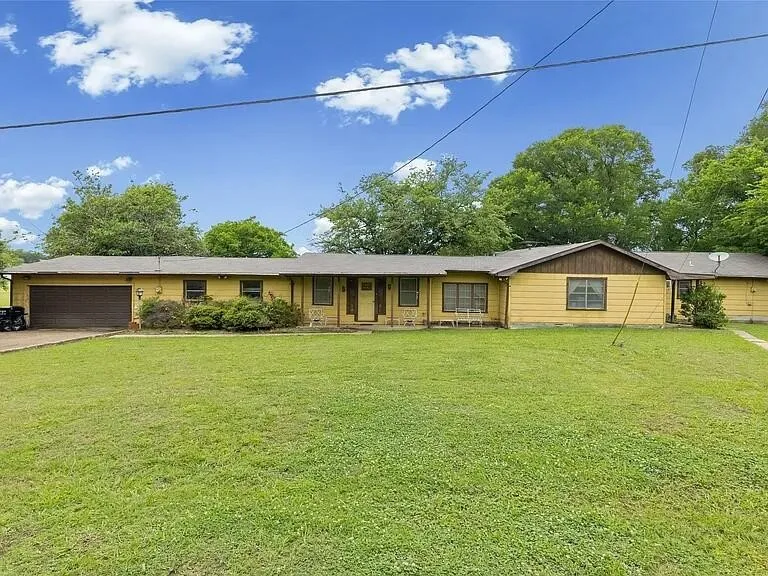 Single Family Residence For Sale in Hunt County , 533 Ideal Circle, Quinlan, Texas 75474, 4 Bedroom, 2 Bathroom, 2 Garage spaces, 3,140 Sqft, built in 1971, mls#21373511, Real Estate Agent in Quinlan, Homes For Sale in Hunt county, Homes For Sale in Quinlan, Realtor in Quinlan Texas, Real Estate Brokerage Independent Realty Texas, Luminita Cordes Realtor