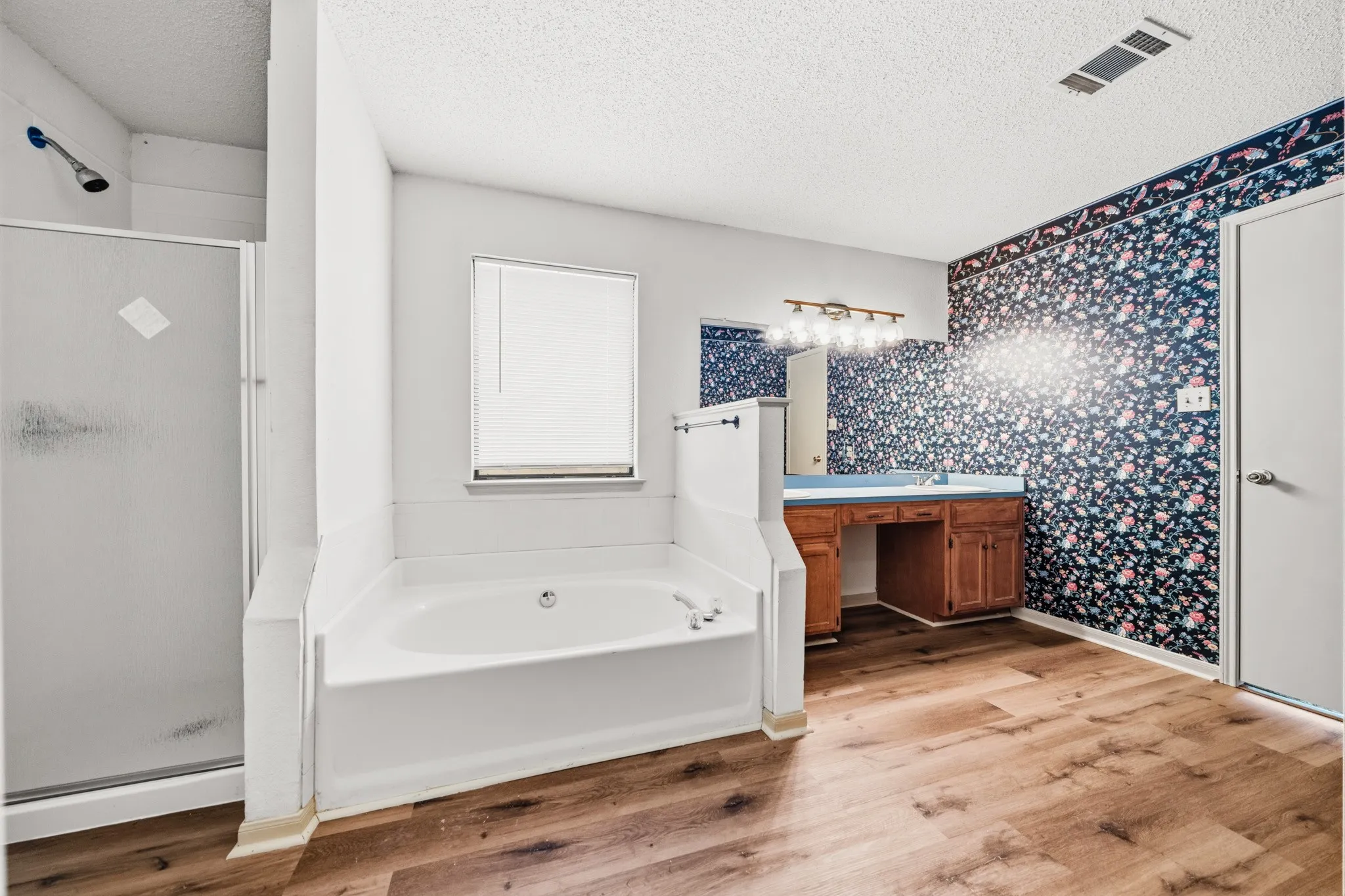 Single Family Residence For Sale in Mc Lennan County , 1111 Springhill Street, Bellmead, Texas 76705, 3 Bedroom, 3 Bathroom, 2 Garage spaces, 1,813 Sqft, built in 1992, mls#21371549, Real Estate Agent in Bellmead, Homes For Sale in Mc Lennan county, Homes For Sale in Bellmead, Realtor in Bellmead Texas, Real Estate Brokerage Independent Realty Texas, Luminita Cordes Realtor