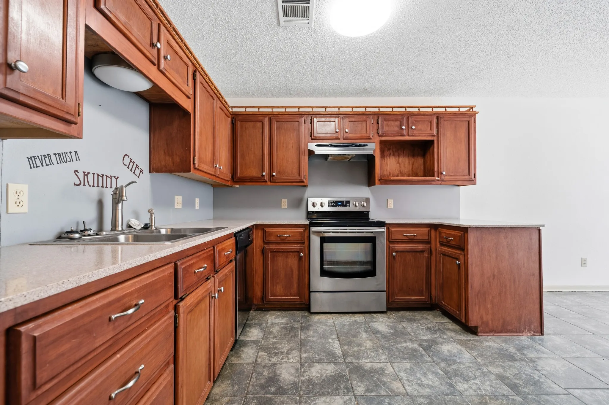Single Family Residence For Sale in Mc Lennan County , 1111 Springhill Street, Bellmead, Texas 76705, 3 Bedroom, 3 Bathroom, 2 Garage spaces, 1,813 Sqft, built in 1992, mls#21371549, Real Estate Agent in Bellmead, Homes For Sale in Mc Lennan county, Homes For Sale in Bellmead, Realtor in Bellmead Texas, Real Estate Brokerage Independent Realty Texas, Luminita Cordes Realtor