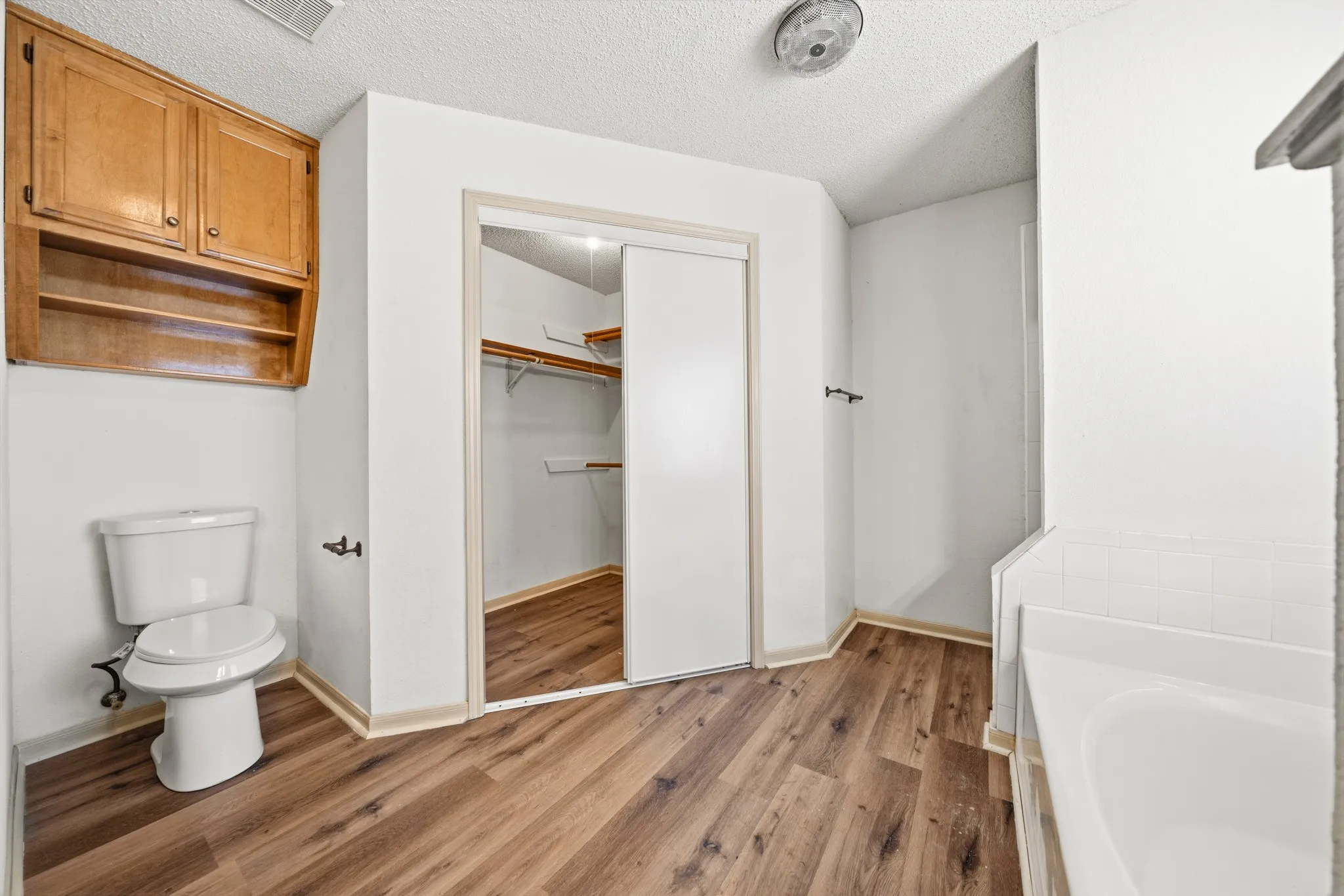 Single Family Residence For Sale in Mc Lennan County , 1111 Springhill Street, Bellmead, Texas 76705, 3 Bedroom, 3 Bathroom, 2 Garage spaces, 1,813 Sqft, built in 1992, mls#21371549, Real Estate Agent in Bellmead, Homes For Sale in Mc Lennan county, Homes For Sale in Bellmead, Realtor in Bellmead Texas, Real Estate Brokerage Independent Realty Texas, Luminita Cordes Realtor