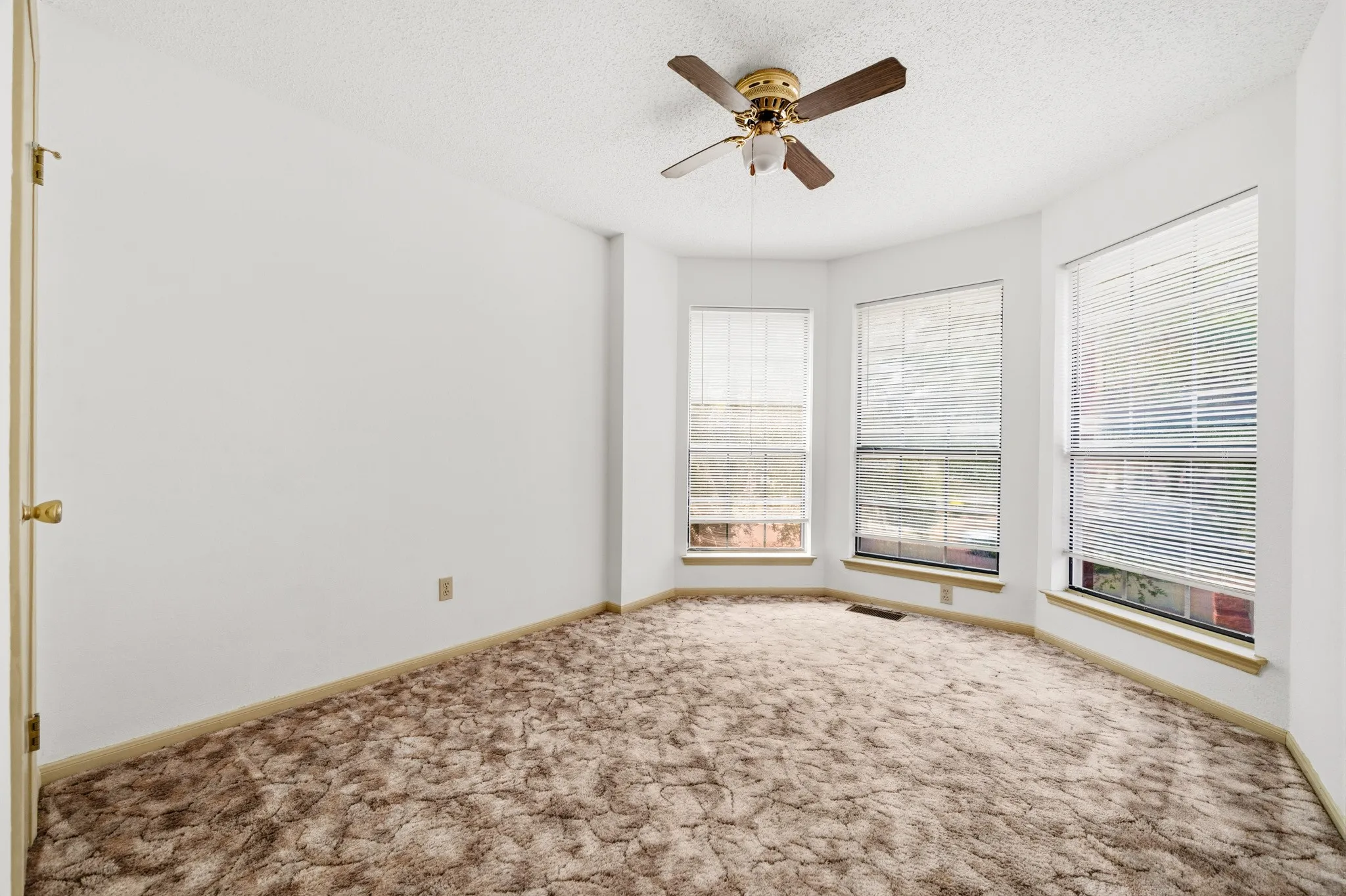 Single Family Residence For Sale in Mc Lennan County , 1111 Springhill Street, Bellmead, Texas 76705, 3 Bedroom, 3 Bathroom, 2 Garage spaces, 1,813 Sqft, built in 1992, mls#21371549, Real Estate Agent in Bellmead, Homes For Sale in Mc Lennan county, Homes For Sale in Bellmead, Realtor in Bellmead Texas, Real Estate Brokerage Independent Realty Texas, Luminita Cordes Realtor