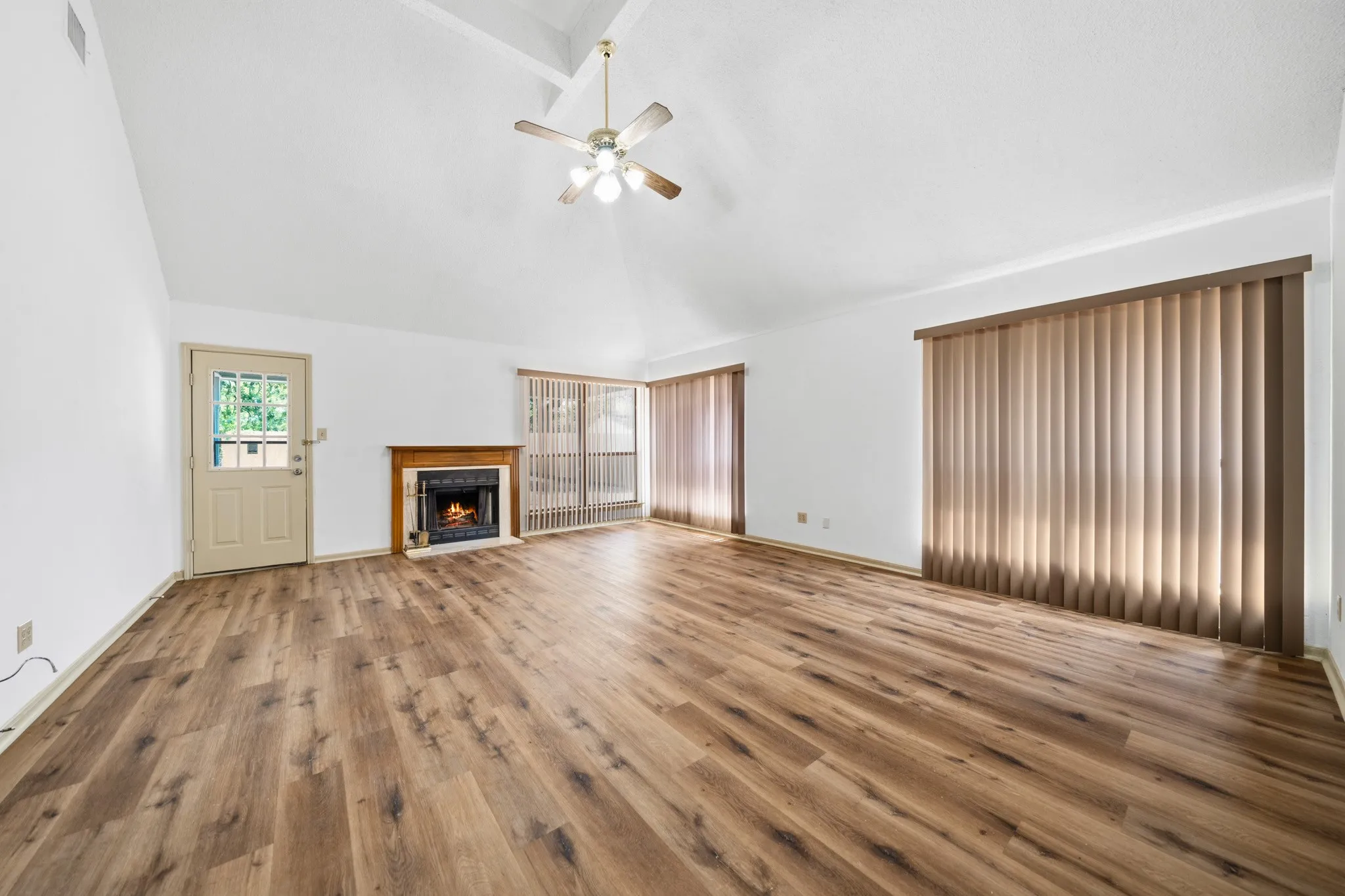 Single Family Residence For Sale in Mc Lennan County , 1111 Springhill Street, Bellmead, Texas 76705, 3 Bedroom, 3 Bathroom, 2 Garage spaces, 1,813 Sqft, built in 1992, mls#21371549, Real Estate Agent in Bellmead, Homes For Sale in Mc Lennan county, Homes For Sale in Bellmead, Realtor in Bellmead Texas, Real Estate Brokerage Independent Realty Texas, Luminita Cordes Realtor