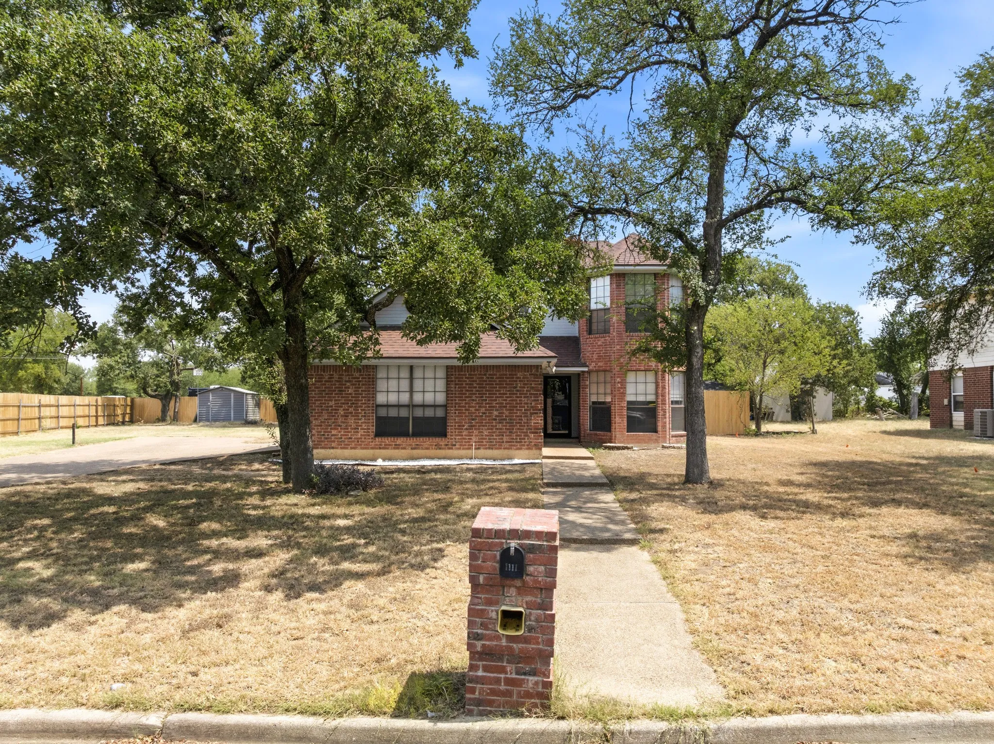 Single Family Residence For Sale in Mc Lennan County , 1111 Springhill Street, Bellmead, Texas 76705, 3 Bedroom, 3 Bathroom, 2 Garage spaces, 1,813 Sqft, built in 1992, mls#21371549, Real Estate Agent in Bellmead, Homes For Sale in Mc Lennan county, Homes For Sale in Bellmead, Realtor in Bellmead Texas, Real Estate Brokerage Independent Realty Texas, Luminita Cordes Realtor