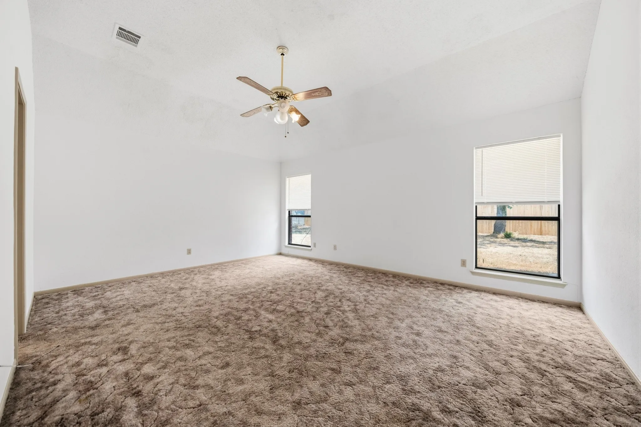 Single Family Residence For Sale in Mc Lennan County , 1111 Springhill Street, Bellmead, Texas 76705, 3 Bedroom, 3 Bathroom, 2 Garage spaces, 1,813 Sqft, built in 1992, mls#21371549, Real Estate Agent in Bellmead, Homes For Sale in Mc Lennan county, Homes For Sale in Bellmead, Realtor in Bellmead Texas, Real Estate Brokerage Independent Realty Texas, Luminita Cordes Realtor