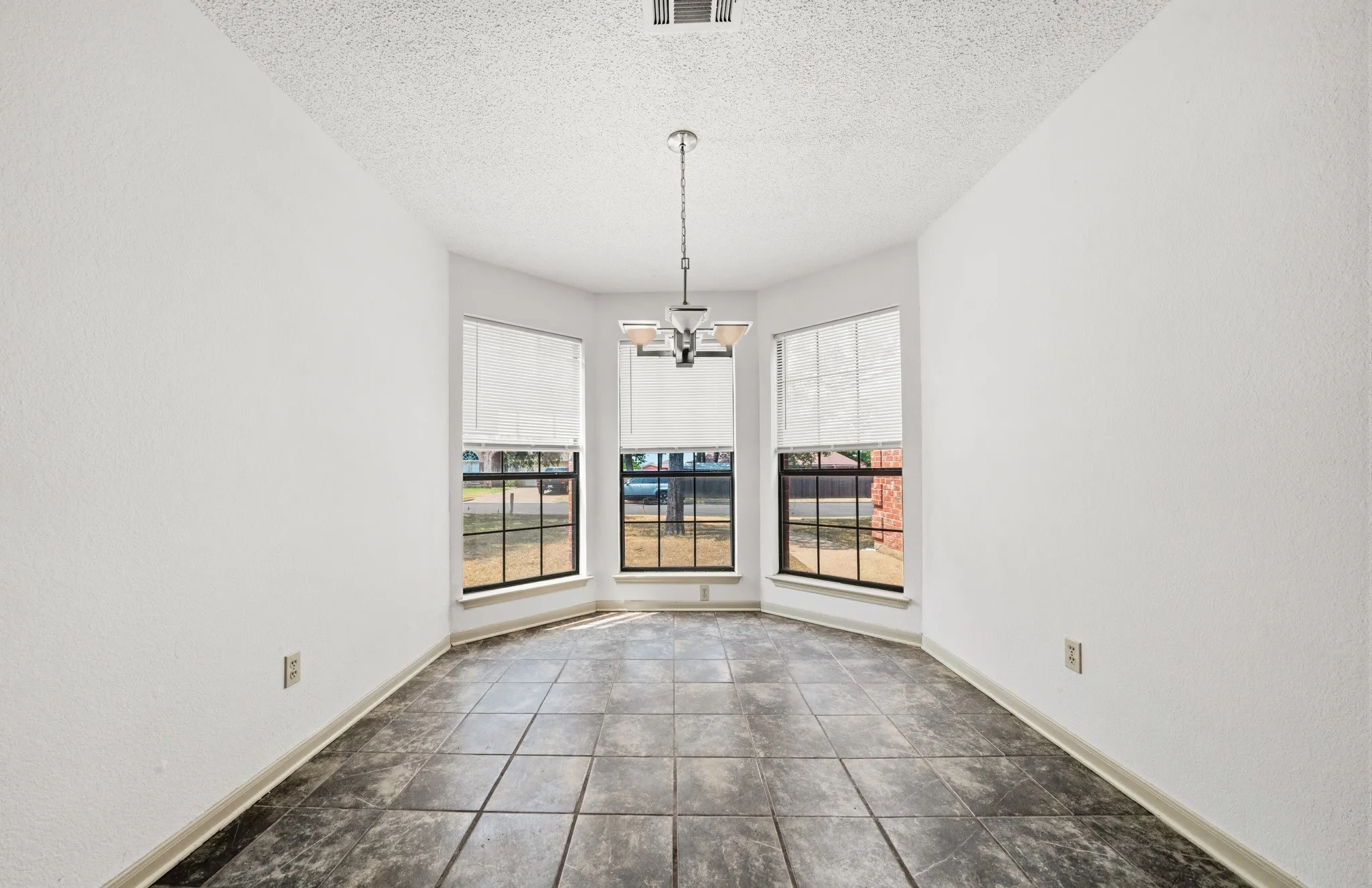 Single Family Residence For Sale in Mc Lennan County , 1111 Springhill Street, Bellmead, Texas 76705, 3 Bedroom, 3 Bathroom, 2 Garage spaces, 1,813 Sqft, built in 1992, mls#21371549, Real Estate Agent in Bellmead, Homes For Sale in Mc Lennan county, Homes For Sale in Bellmead, Realtor in Bellmead Texas, Real Estate Brokerage Independent Realty Texas, Luminita Cordes Realtor