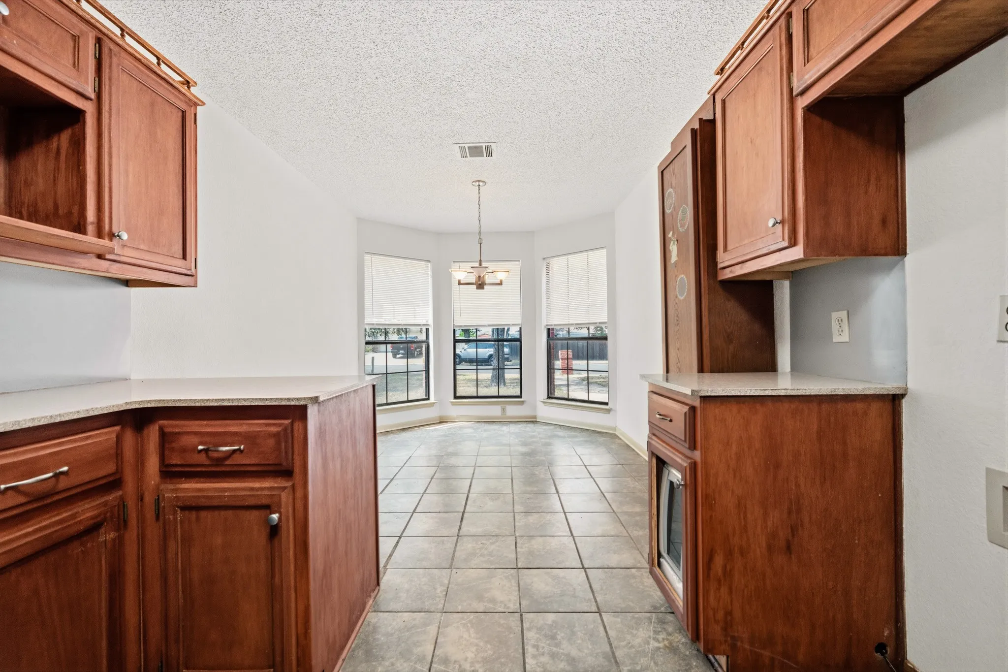 Single Family Residence For Sale in Mc Lennan County , 1111 Springhill Street, Bellmead, Texas 76705, 3 Bedroom, 3 Bathroom, 2 Garage spaces, 1,813 Sqft, built in 1992, mls#21371549, Real Estate Agent in Bellmead, Homes For Sale in Mc Lennan county, Homes For Sale in Bellmead, Realtor in Bellmead Texas, Real Estate Brokerage Independent Realty Texas, Luminita Cordes Realtor