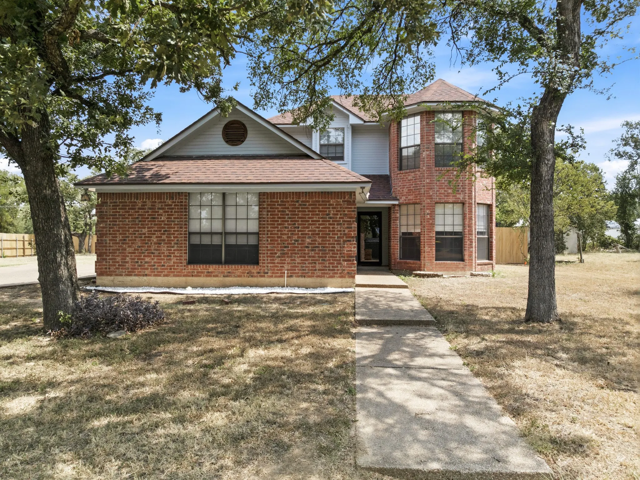 Single Family Residence For Sale in Mc Lennan County , 1111 Springhill Street, Bellmead, Texas 76705, 3 Bedroom, 3 Bathroom, 2 Garage spaces, 1,813 Sqft, built in 1992, mls#21371549, Real Estate Agent in Bellmead, Homes For Sale in Mc Lennan county, Homes For Sale in Bellmead, Realtor in Bellmead Texas, Real Estate Brokerage Independent Realty Texas, Luminita Cordes Realtor