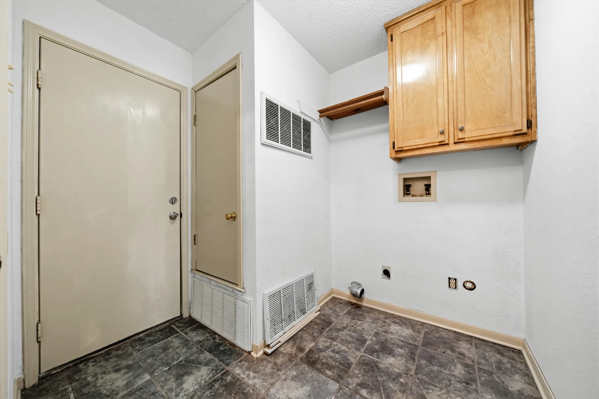 Single Family Residence For Sale in Mc Lennan County , 1111 Springhill Street, Bellmead, Texas 76705, 3 Bedroom, 3 Bathroom, 2 Garage spaces, 1,813 Sqft, built in 1992, mls#21371549, Real Estate Agent in Bellmead, Homes For Sale in Mc Lennan county, Homes For Sale in Bellmead, Realtor in Bellmead Texas, Real Estate Brokerage Independent Realty Texas, Luminita Cordes Realtor