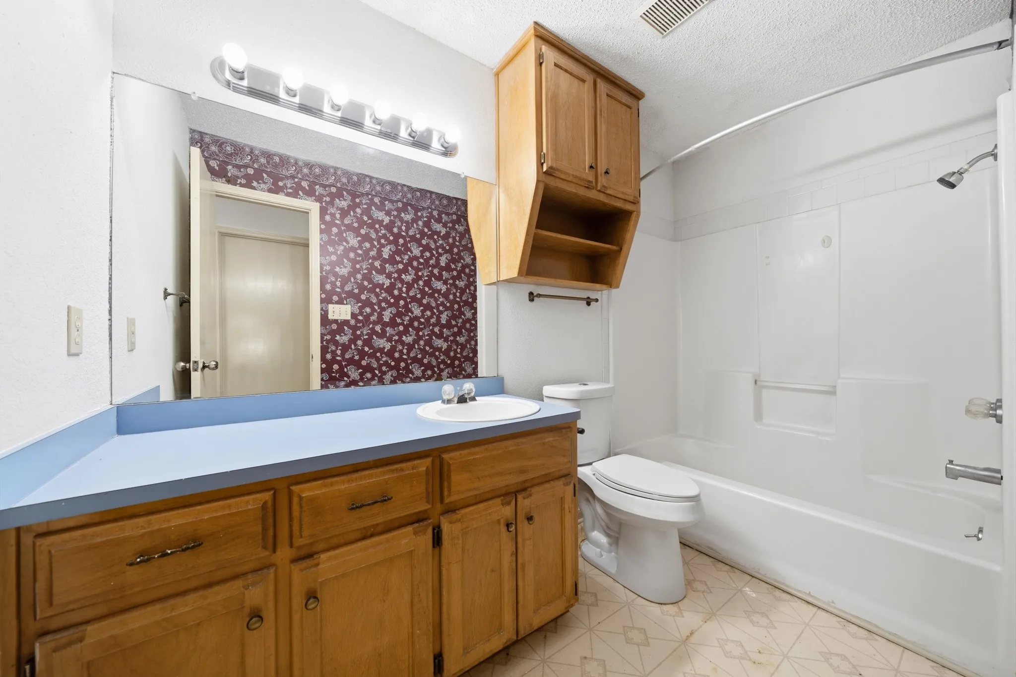 Single Family Residence For Sale in Mc Lennan County , 1111 Springhill Street, Bellmead, Texas 76705, 3 Bedroom, 3 Bathroom, 2 Garage spaces, 1,813 Sqft, built in 1992, mls#21371549, Real Estate Agent in Bellmead, Homes For Sale in Mc Lennan county, Homes For Sale in Bellmead, Realtor in Bellmead Texas, Real Estate Brokerage Independent Realty Texas, Luminita Cordes Realtor