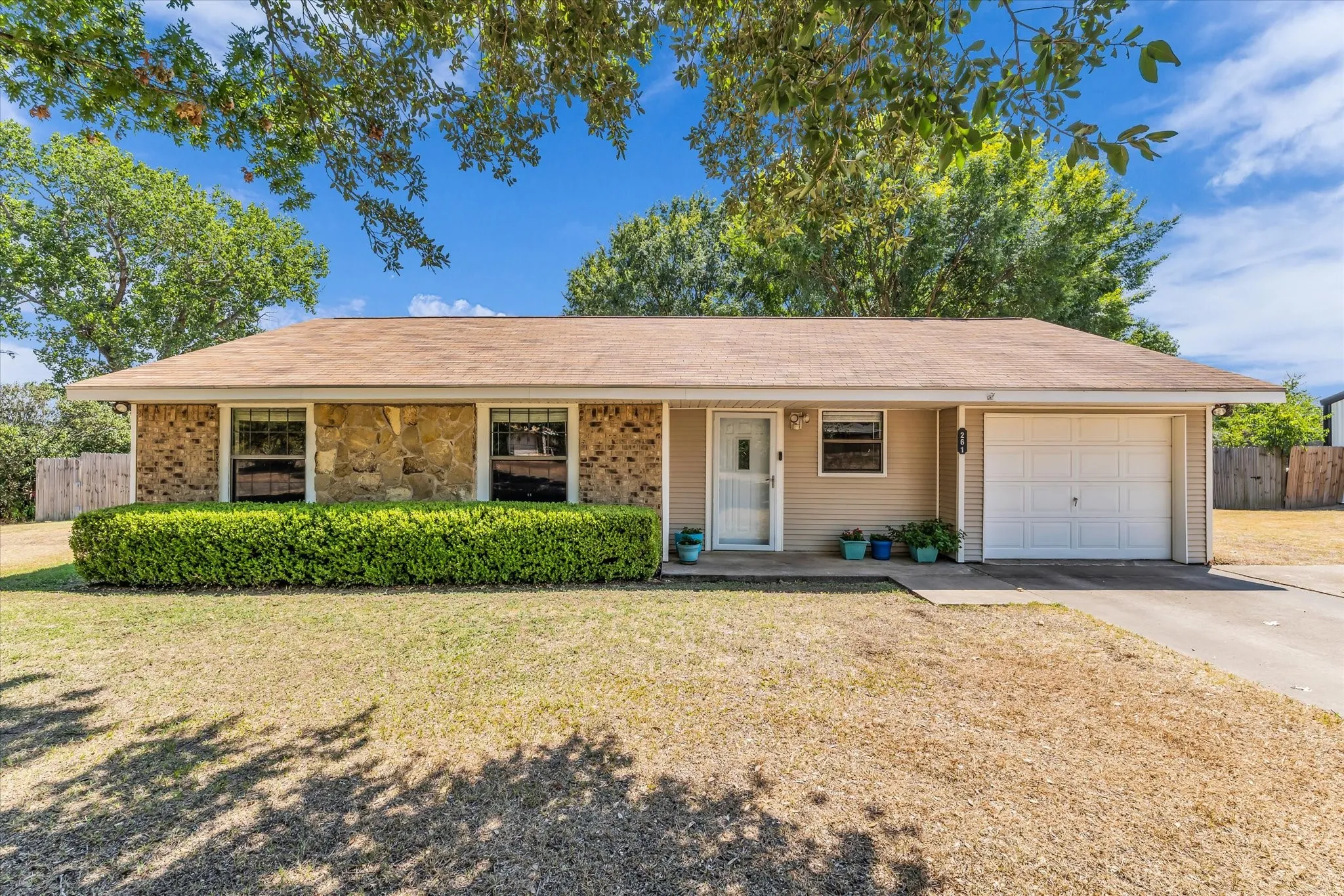 Single Family Residence For Sale in Mc Lennan County , 261 Oakview Circle, Waco, Texas 76705, 3 Bedroom, 2 Bathroom, 1 Garage spaces, 1,098 Sqft, built in 1983, mls#21370300, Real Estate Agent in Waco, Homes For Sale in Mc Lennan county, Homes For Sale in Waco, Realtor in Waco Texas, Real Estate Brokerage Independent Realty Texas, Luminita Cordes Realtor