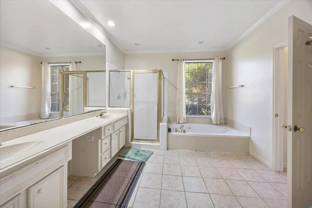 Single Family Residence For Sale in Denton County , 2400 Silverthorne Court, Highland Village, Texas 75077, 4 Bedroom, 4 Bathroom, 2 Garage spaces, 3,328 Sqft, built in 1989, mls#21373529, Real Estate Agent in Highland Village, Homes For Sale in Denton county, Homes For Sale in Highland Village, Realtor in Highland Village Texas, Real Estate Brokerage Independent Realty Texas, Luminita Cordes Realtor