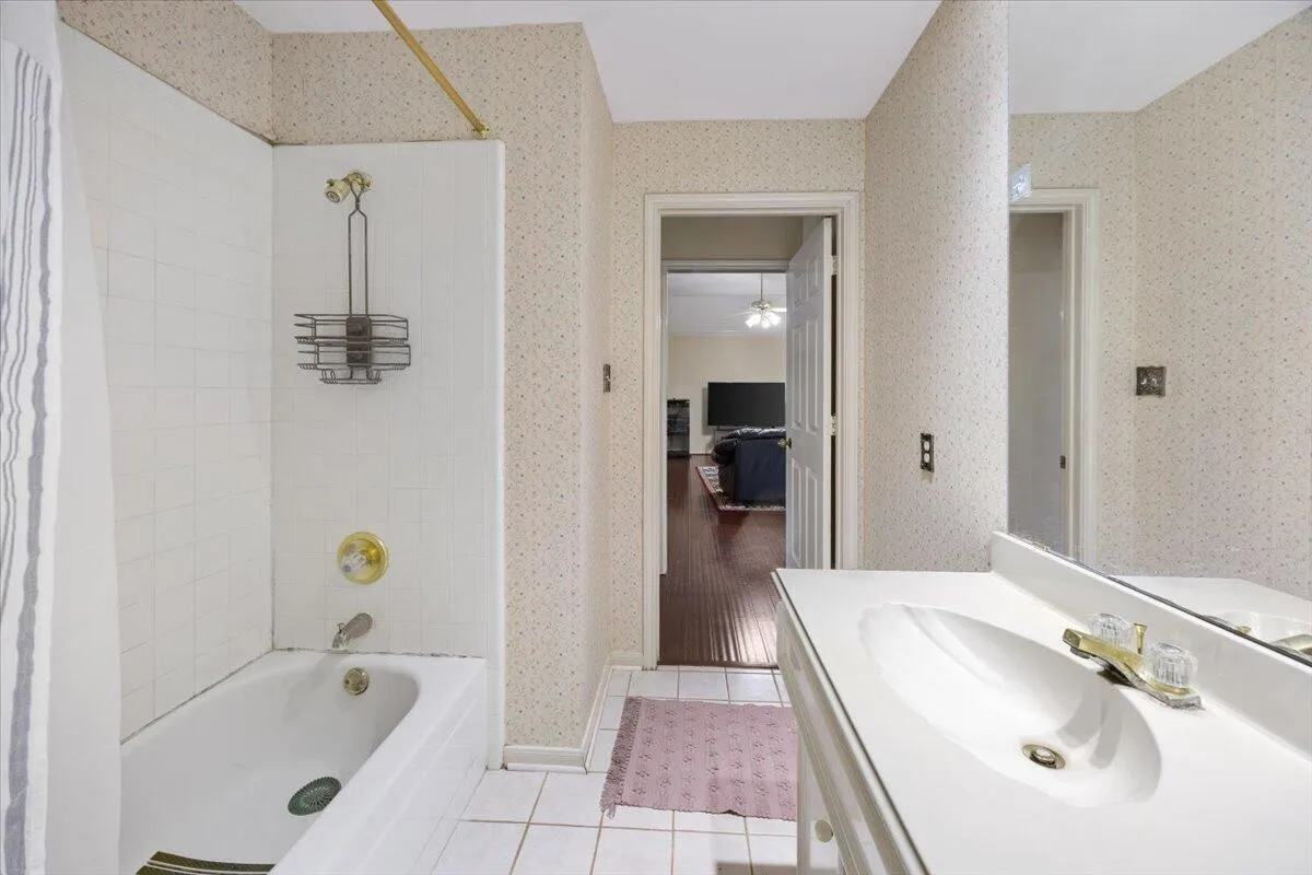 Single Family Residence For Sale in Denton County , 2400 Silverthorne Court, Highland Village, Texas 75077, 4 Bedroom, 4 Bathroom, 2 Garage spaces, 3,328 Sqft, built in 1989, mls#21373529, Real Estate Agent in Highland Village, Homes For Sale in Denton county, Homes For Sale in Highland Village, Realtor in Highland Village Texas, Real Estate Brokerage Independent Realty Texas, Luminita Cordes Realtor
