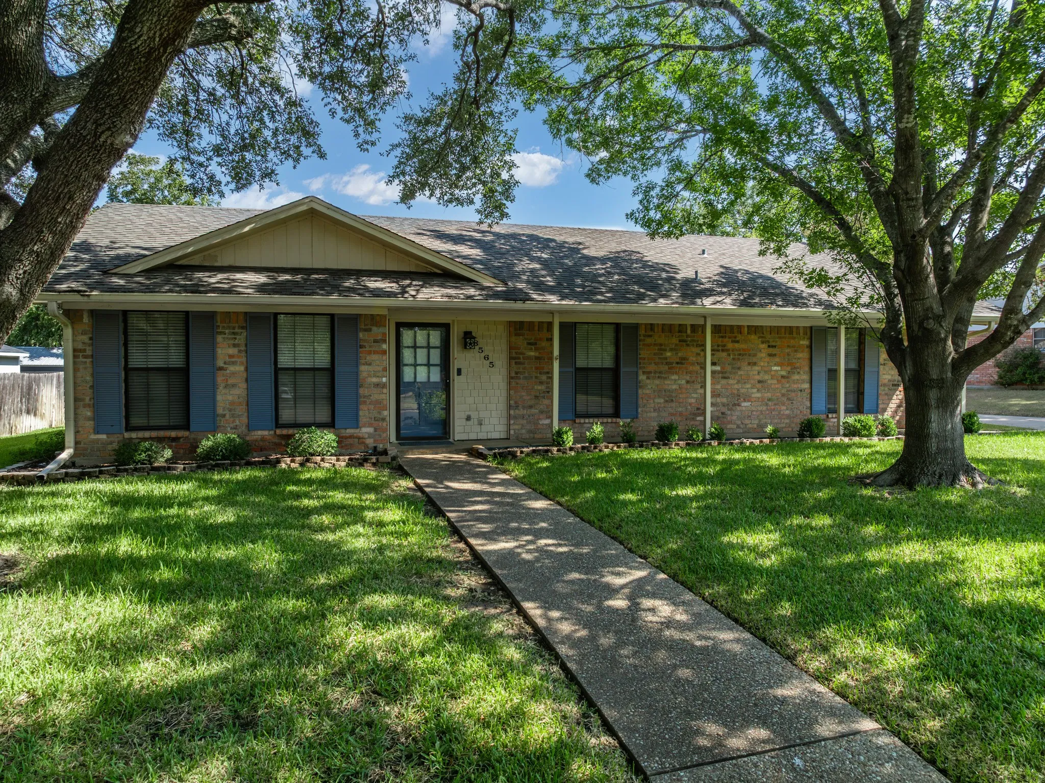 Single Family Residence For Sale in Mc Lennan County , 8565 Briargrove Drive, Woodway, Texas 76712, 3 Bedroom, 2 Bathroom, 2 Garage spaces, 1,891 Sqft, built in 1979, mls#21371585, Real Estate Agent in Woodway, Homes For Sale in Mc Lennan county, Homes For Sale in Woodway, Realtor in Woodway Texas, Real Estate Brokerage Independent Realty Texas, Luminita Cordes Realtor