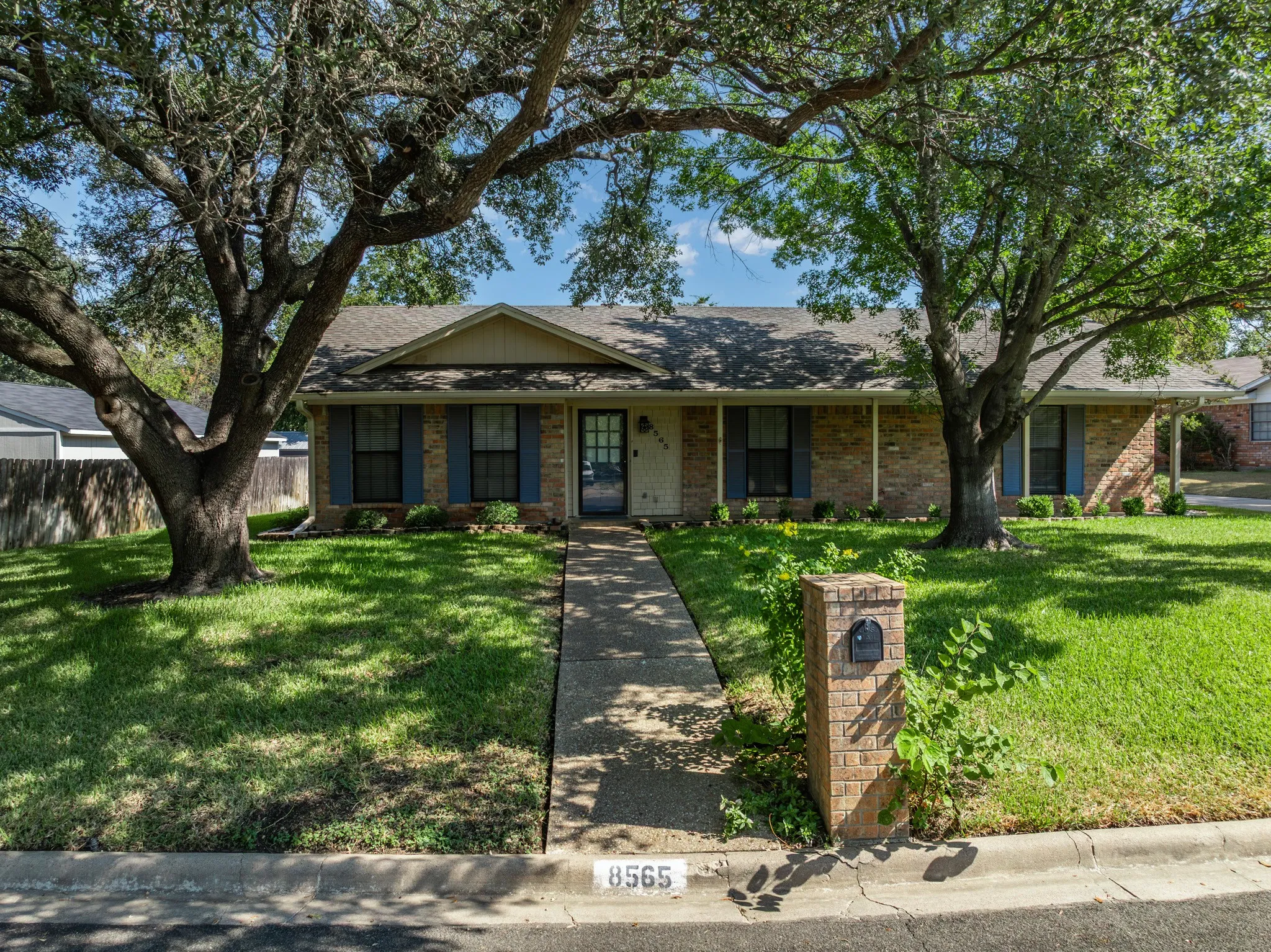 Single Family Residence For Sale in Mc Lennan County , 8565 Briargrove Drive, Woodway, Texas 76712, 3 Bedroom, 2 Bathroom, 2 Garage spaces, 1,891 Sqft, built in 1979, mls#21371585, Real Estate Agent in Woodway, Homes For Sale in Mc Lennan county, Homes For Sale in Woodway, Realtor in Woodway Texas, Real Estate Brokerage Independent Realty Texas, Luminita Cordes Realtor