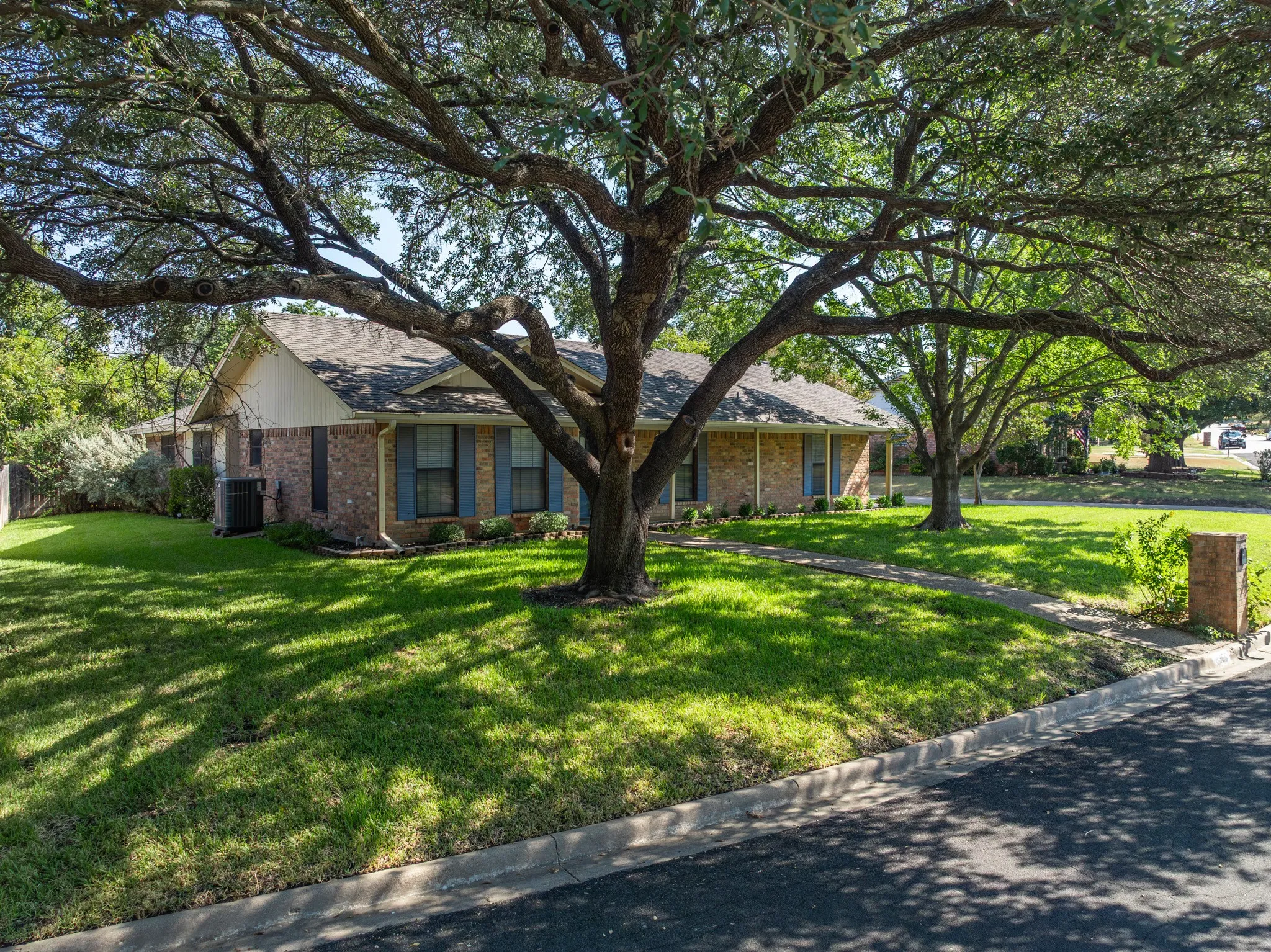 Single Family Residence For Sale in Mc Lennan County , 8565 Briargrove Drive, Woodway, Texas 76712, 3 Bedroom, 2 Bathroom, 2 Garage spaces, 1,891 Sqft, built in 1979, mls#21371585, Real Estate Agent in Woodway, Homes For Sale in Mc Lennan county, Homes For Sale in Woodway, Realtor in Woodway Texas, Real Estate Brokerage Independent Realty Texas, Luminita Cordes Realtor