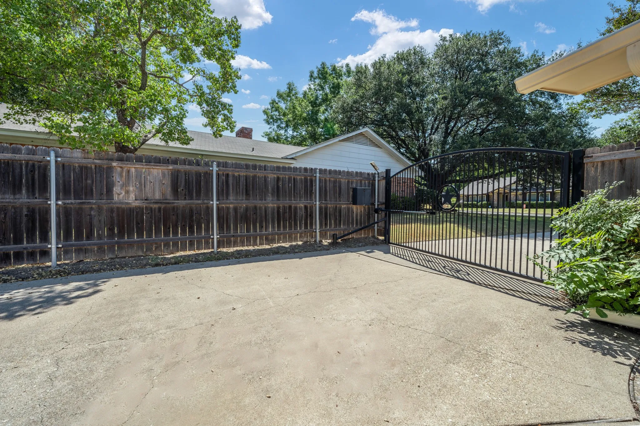 Single Family Residence For Sale in Mc Lennan County , 8565 Briargrove Drive, Woodway, Texas 76712, 3 Bedroom, 2 Bathroom, 2 Garage spaces, 1,891 Sqft, built in 1979, mls#21371585, Real Estate Agent in Woodway, Homes For Sale in Mc Lennan county, Homes For Sale in Woodway, Realtor in Woodway Texas, Real Estate Brokerage Independent Realty Texas, Luminita Cordes Realtor