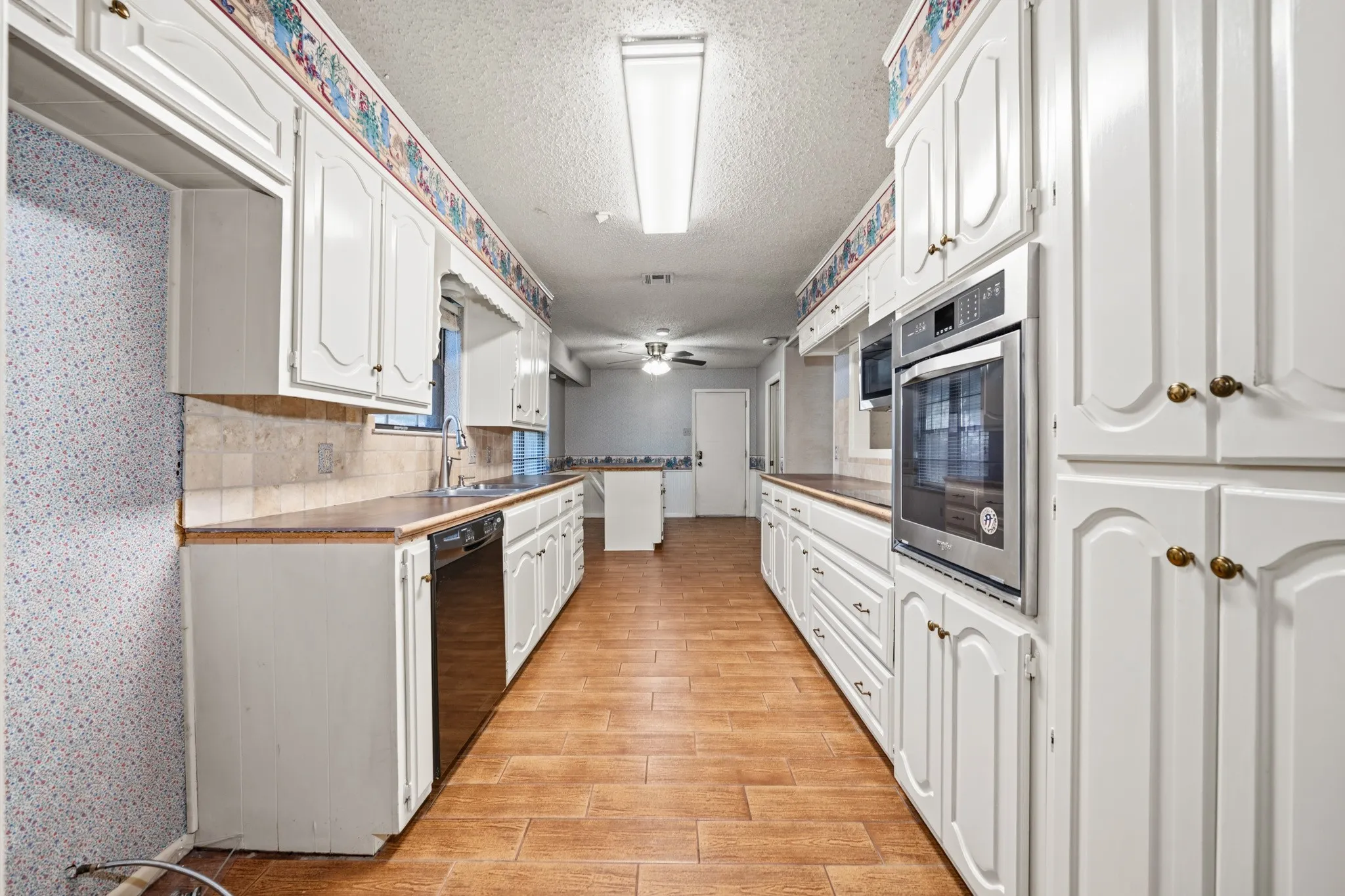 Single Family Residence For Sale in Mc Lennan County , 8565 Briargrove Drive, Woodway, Texas 76712, 3 Bedroom, 2 Bathroom, 2 Garage spaces, 1,891 Sqft, built in 1979, mls#21371585, Real Estate Agent in Woodway, Homes For Sale in Mc Lennan county, Homes For Sale in Woodway, Realtor in Woodway Texas, Real Estate Brokerage Independent Realty Texas, Luminita Cordes Realtor