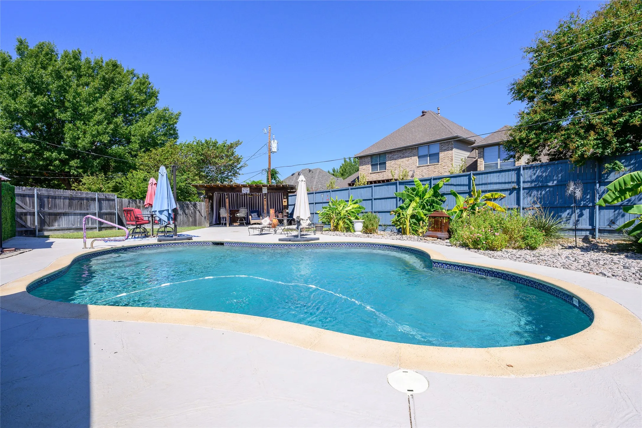 Single Family Residence For Sale in Tarrant County , 2906 River Crest Street, Grapevine, Texas 76051, 3 Bedroom, 2 Bathroom, 2 Garage spaces, 2,347 Sqft, built in 1985, mls#21373337, Real Estate Agent in Grapevine, Homes For Sale in Tarrant county, Homes For Sale in Grapevine, Realtor in Grapevine Texas, Real Estate Brokerage Independent Realty Texas, Luminita Cordes Realtor