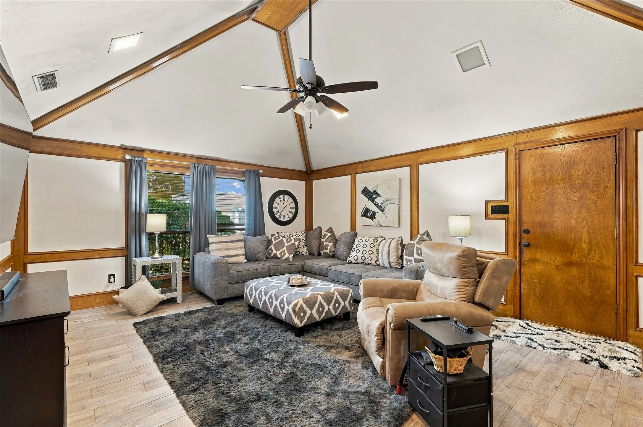 Single Family Residence For Sale in Tarrant County , 2906 River Crest Street, Grapevine, Texas 76051, 3 Bedroom, 2 Bathroom, 2 Garage spaces, 2,347 Sqft, built in 1985, mls#21373337, Real Estate Agent in Grapevine, Homes For Sale in Tarrant county, Homes For Sale in Grapevine, Realtor in Grapevine Texas, Real Estate Brokerage Independent Realty Texas, Luminita Cordes Realtor