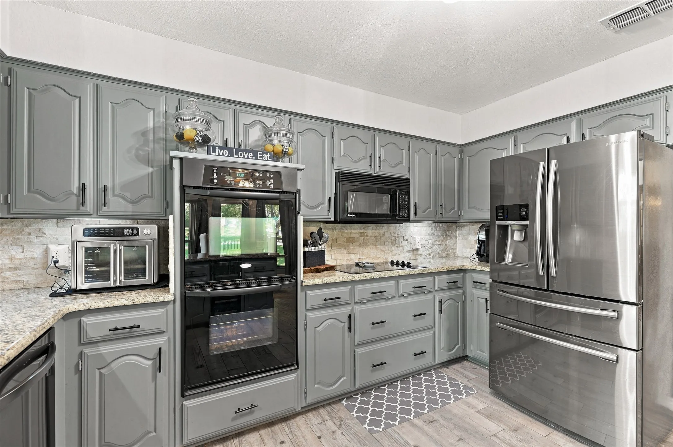 Single Family Residence For Sale in Tarrant County , 2906 River Crest Street, Grapevine, Texas 76051, 3 Bedroom, 2 Bathroom, 2 Garage spaces, 2,347 Sqft, built in 1985, mls#21373337, Real Estate Agent in Grapevine, Homes For Sale in Tarrant county, Homes For Sale in Grapevine, Realtor in Grapevine Texas, Real Estate Brokerage Independent Realty Texas, Luminita Cordes Realtor