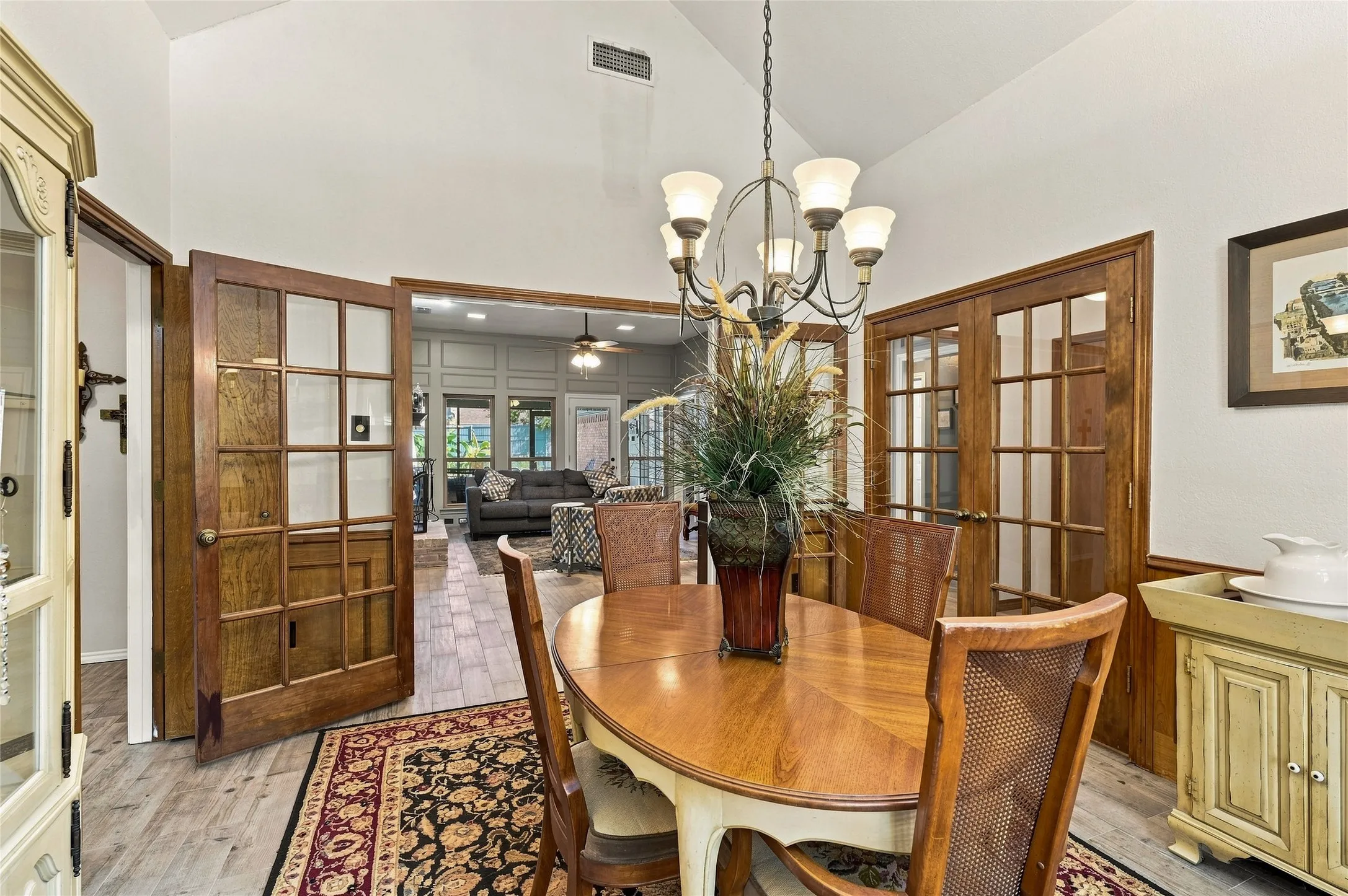 Single Family Residence For Sale in Tarrant County , 2906 River Crest Street, Grapevine, Texas 76051, 3 Bedroom, 2 Bathroom, 2 Garage spaces, 2,347 Sqft, built in 1985, mls#21373337, Real Estate Agent in Grapevine, Homes For Sale in Tarrant county, Homes For Sale in Grapevine, Realtor in Grapevine Texas, Real Estate Brokerage Independent Realty Texas, Luminita Cordes Realtor