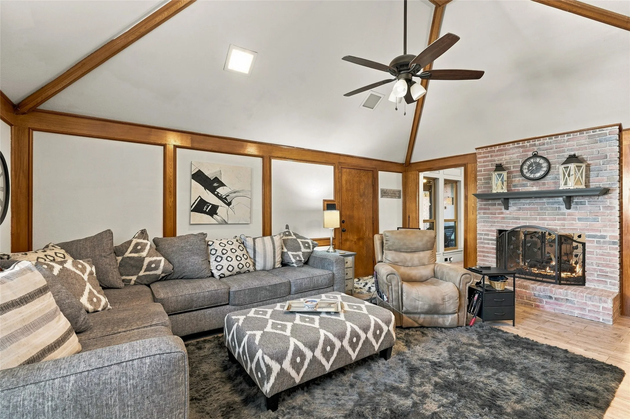 Single Family Residence For Sale in Tarrant County , 2906 River Crest Street, Grapevine, Texas 76051, 3 Bedroom, 2 Bathroom, 2 Garage spaces, 2,347 Sqft, built in 1985, mls#21373337, Real Estate Agent in Grapevine, Homes For Sale in Tarrant county, Homes For Sale in Grapevine, Realtor in Grapevine Texas, Real Estate Brokerage Independent Realty Texas, Luminita Cordes Realtor
