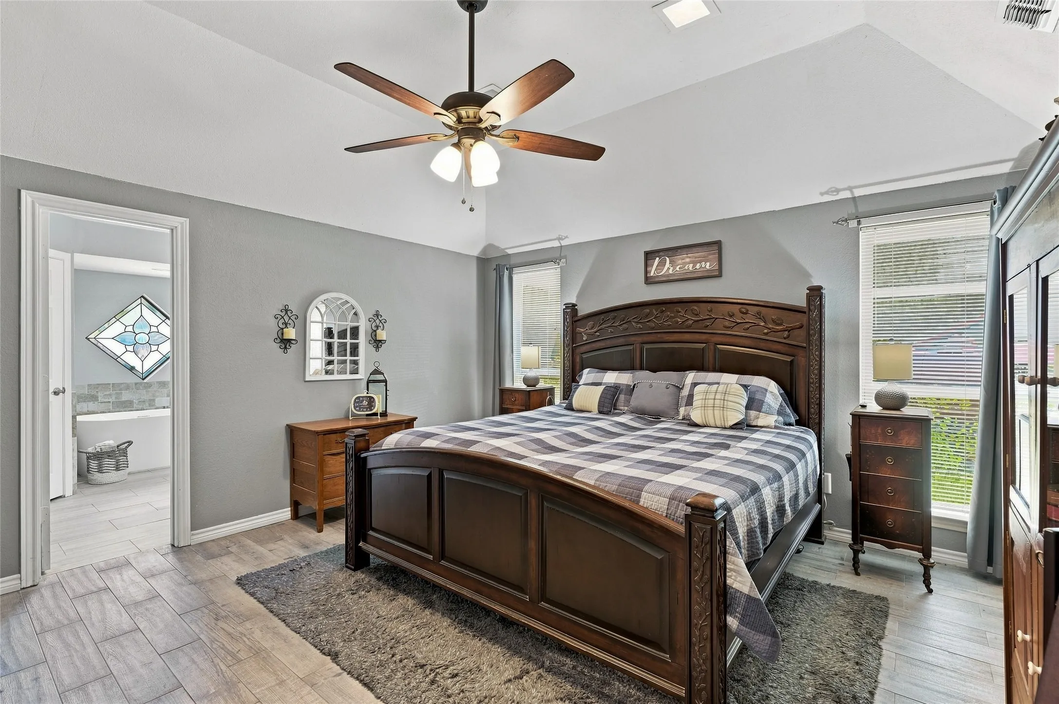 Single Family Residence For Sale in Tarrant County , 2906 River Crest Street, Grapevine, Texas 76051, 3 Bedroom, 2 Bathroom, 2 Garage spaces, 2,347 Sqft, built in 1985, mls#21373337, Real Estate Agent in Grapevine, Homes For Sale in Tarrant county, Homes For Sale in Grapevine, Realtor in Grapevine Texas, Real Estate Brokerage Independent Realty Texas, Luminita Cordes Realtor