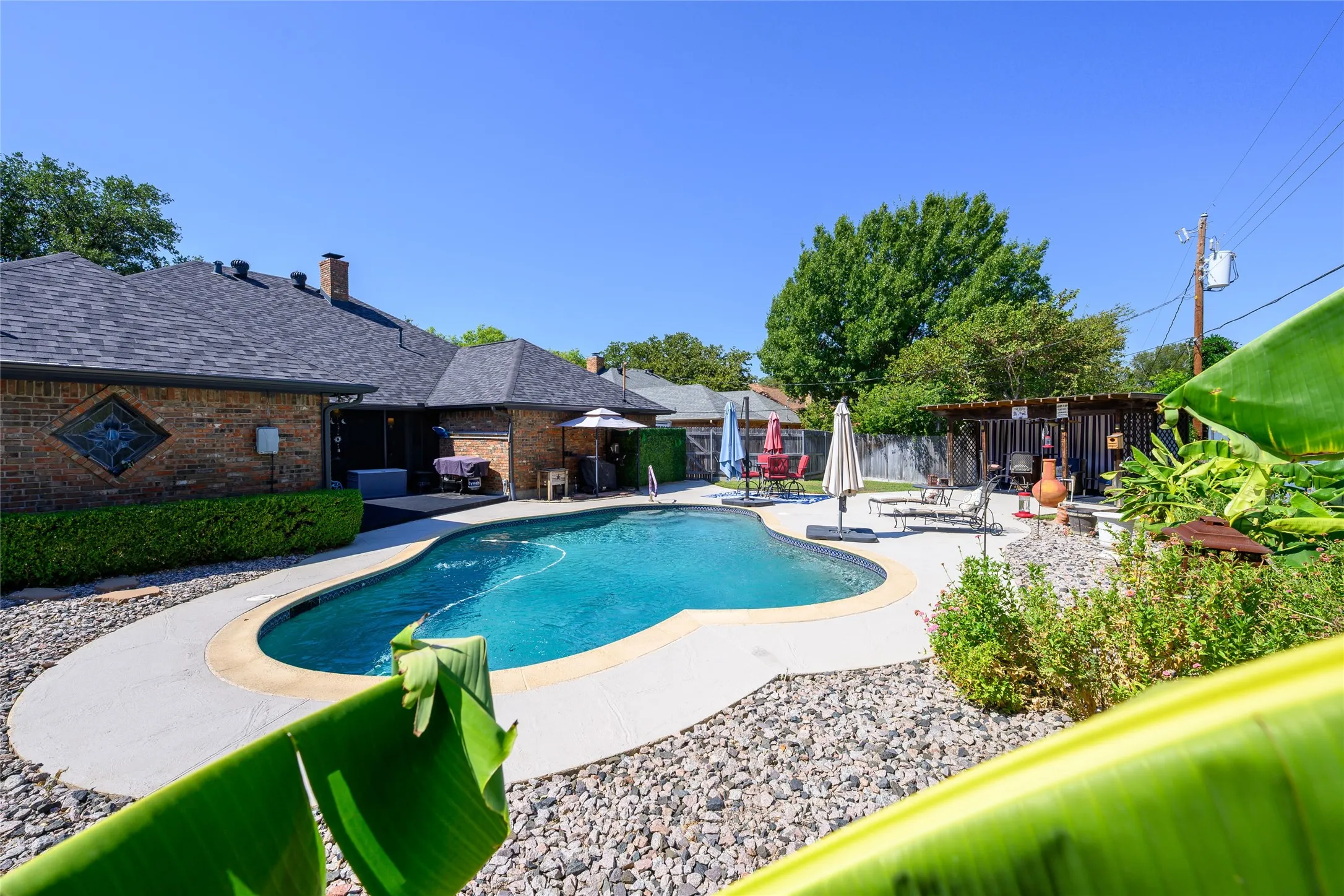 Single Family Residence For Sale in Tarrant County , 2906 River Crest Street, Grapevine, Texas 76051, 3 Bedroom, 2 Bathroom, 2 Garage spaces, 2,347 Sqft, built in 1985, mls#21373337, Real Estate Agent in Grapevine, Homes For Sale in Tarrant county, Homes For Sale in Grapevine, Realtor in Grapevine Texas, Real Estate Brokerage Independent Realty Texas, Luminita Cordes Realtor