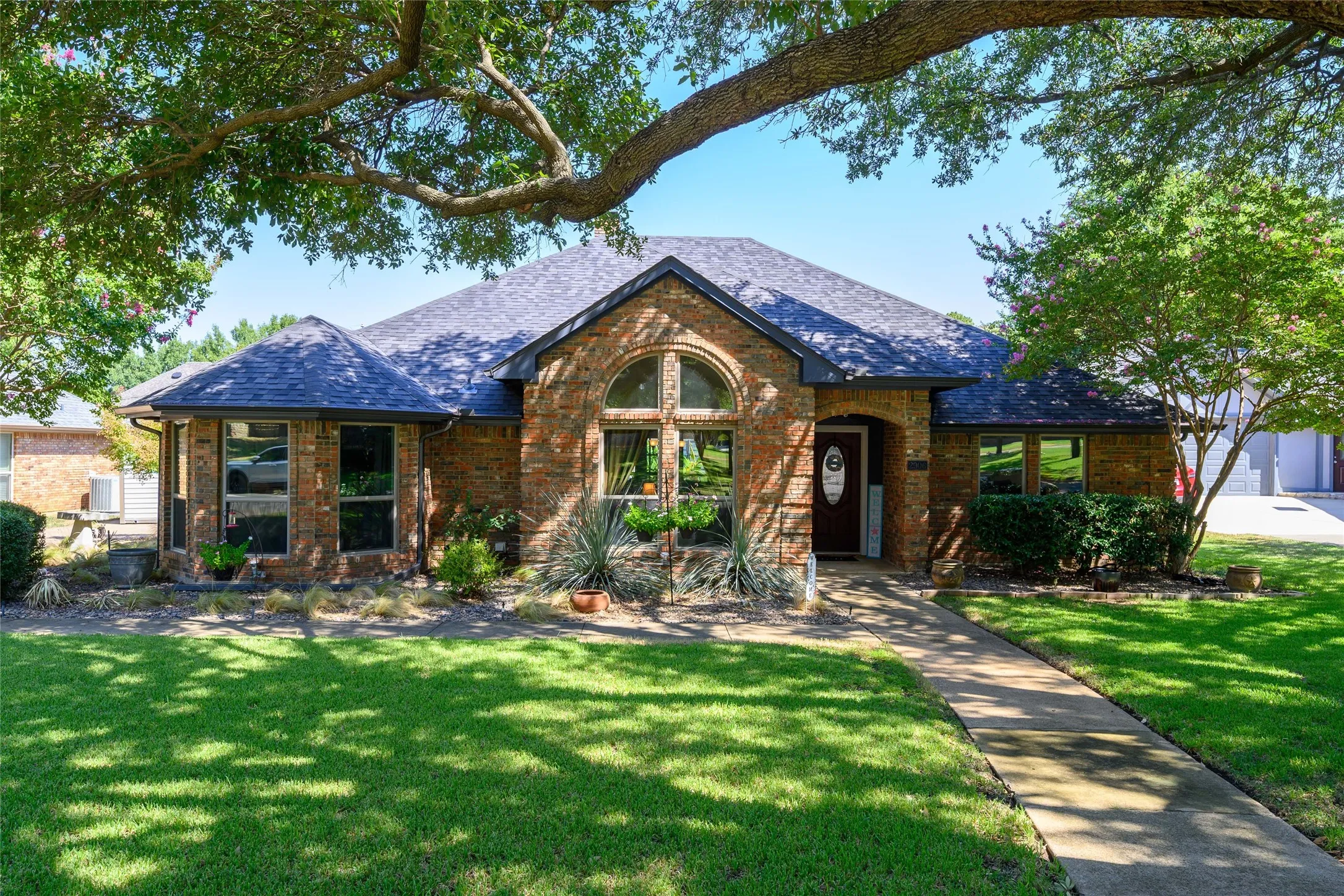 Single Family Residence For Sale in Tarrant County , 2906 River Crest Street, Grapevine, Texas 76051, 3 Bedroom, 2 Bathroom, 2 Garage spaces, 2,347 Sqft, built in 1985, mls#21373337, Real Estate Agent in Grapevine, Homes For Sale in Tarrant county, Homes For Sale in Grapevine, Realtor in Grapevine Texas, Real Estate Brokerage Independent Realty Texas, Luminita Cordes Realtor