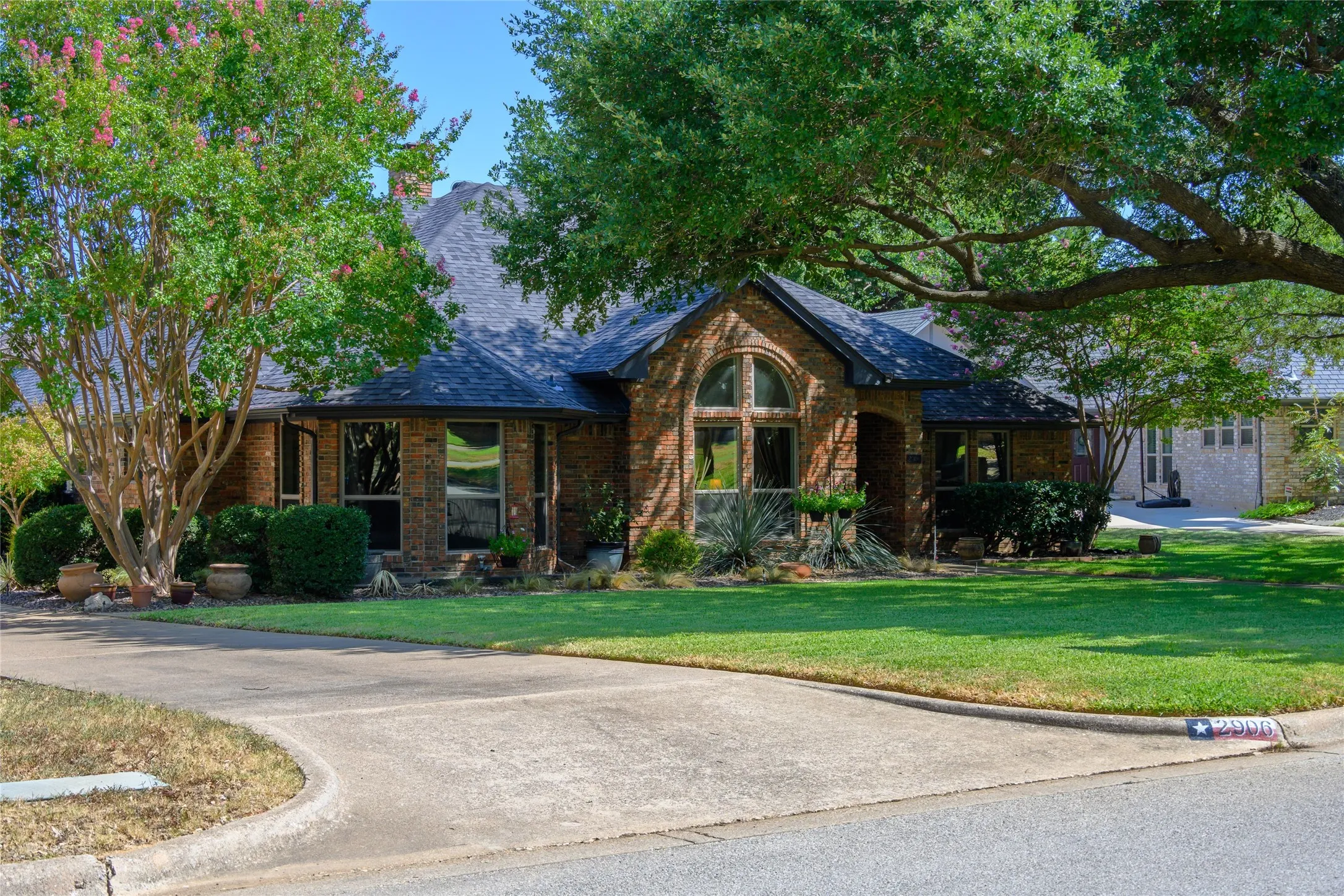 Single Family Residence For Sale in Tarrant County , 2906 River Crest Street, Grapevine, Texas 76051, 3 Bedroom, 2 Bathroom, 2 Garage spaces, 2,347 Sqft, built in 1985, mls#21373337, Real Estate Agent in Grapevine, Homes For Sale in Tarrant county, Homes For Sale in Grapevine, Realtor in Grapevine Texas, Real Estate Brokerage Independent Realty Texas, Luminita Cordes Realtor