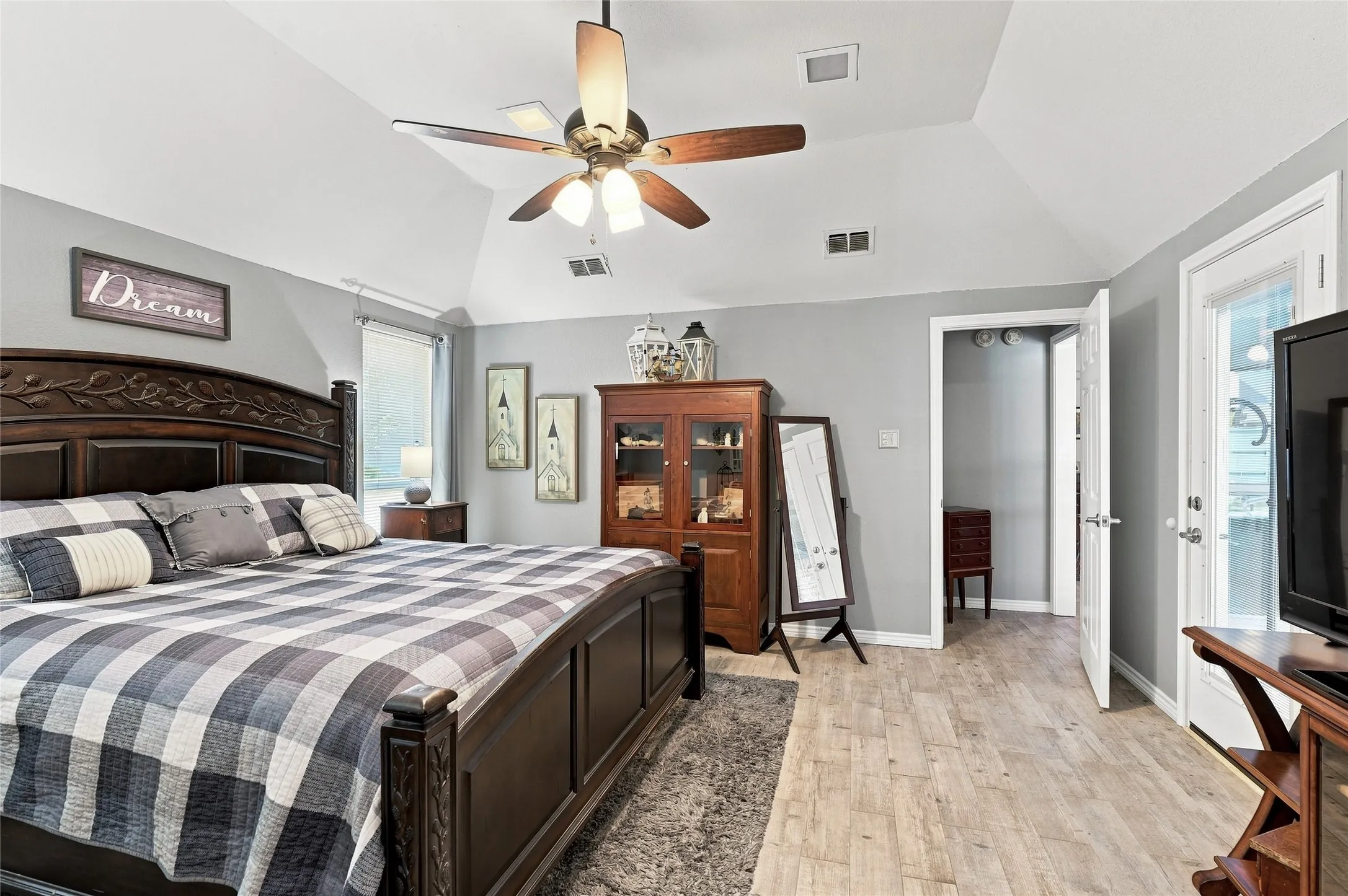 Single Family Residence For Sale in Tarrant County , 2906 River Crest Street, Grapevine, Texas 76051, 3 Bedroom, 2 Bathroom, 2 Garage spaces, 2,347 Sqft, built in 1985, mls#21373337, Real Estate Agent in Grapevine, Homes For Sale in Tarrant county, Homes For Sale in Grapevine, Realtor in Grapevine Texas, Real Estate Brokerage Independent Realty Texas, Luminita Cordes Realtor