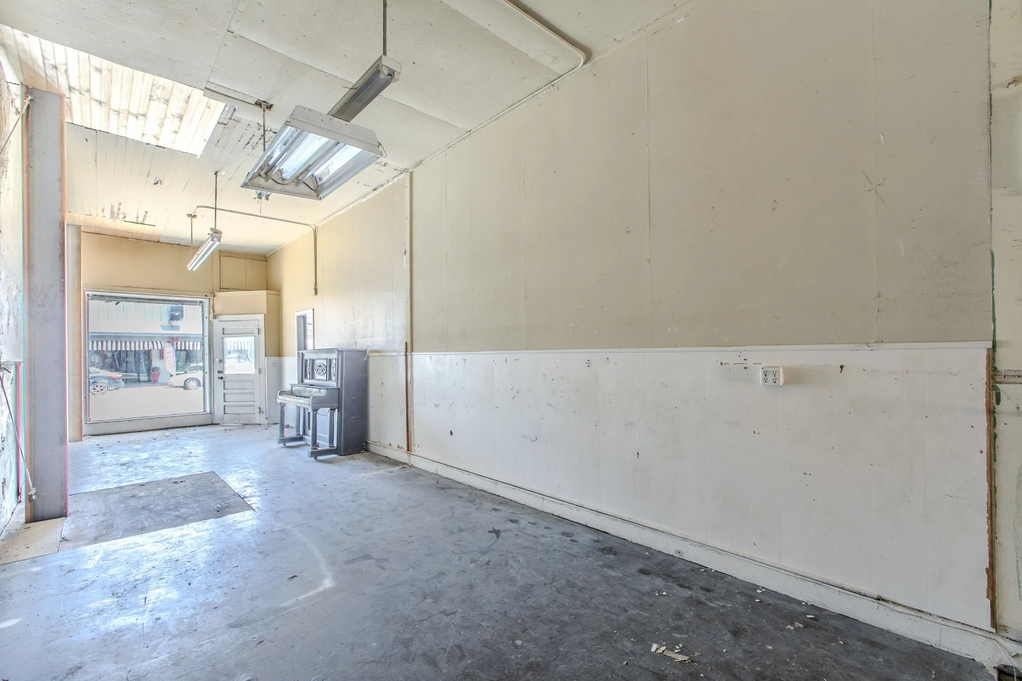 Retail For Sale in Mc Lennan County , 221 S Main Street, Mc Gregor, Texas 76657, 0, 0, Garage spaces, 0 Sqft, built in 1905, mls#21373550, Real Estate Agent in Mc Gregor, Homes For Sale in Mc Lennan county, Homes For Sale in Mc Gregor, Realtor in Mc Gregor Texas, Real Estate Brokerage Independent Realty Texas, Luminita Cordes Realtor