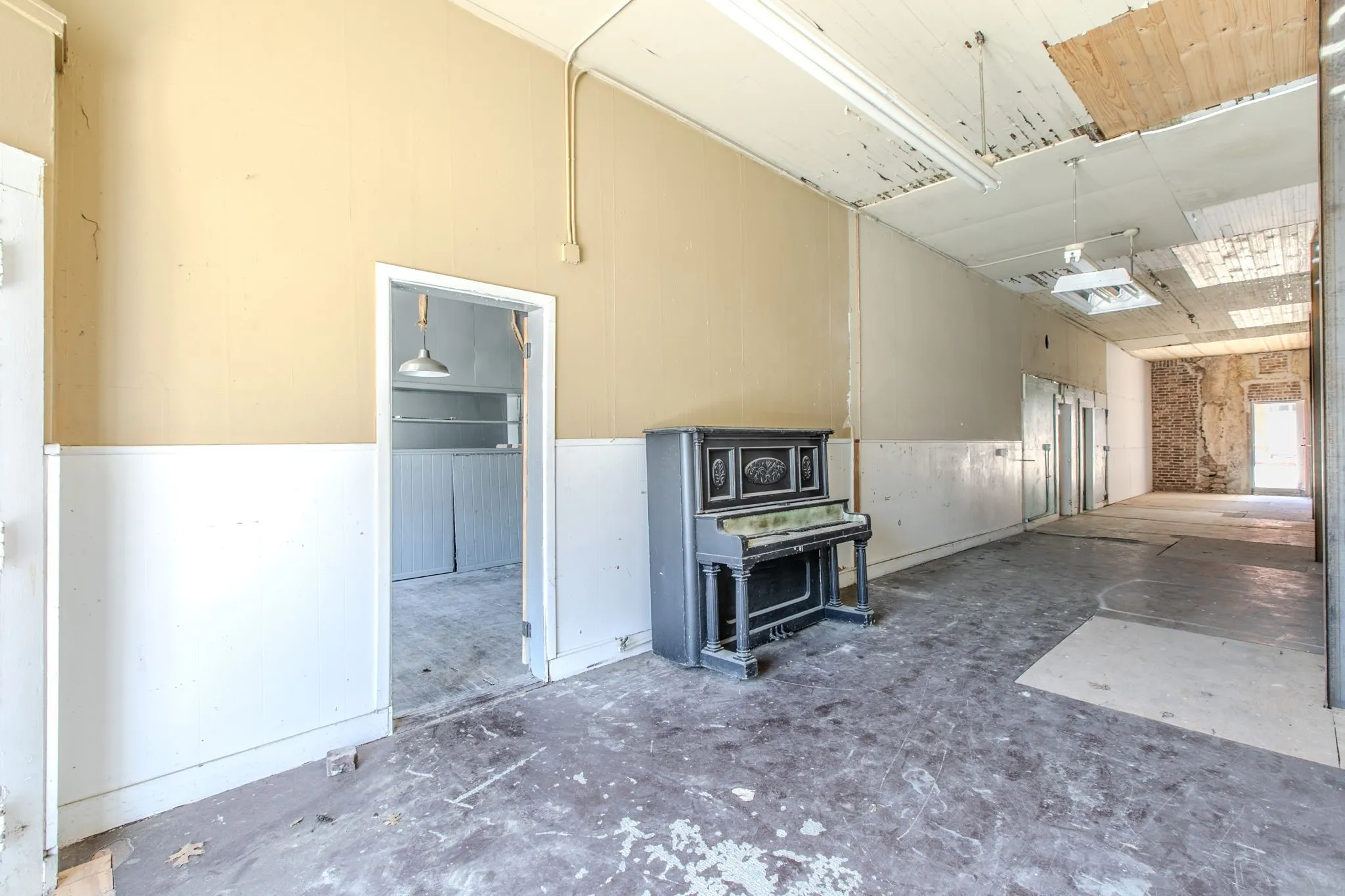 Retail For Sale in Mc Lennan County , 221 S Main Street, Mc Gregor, Texas 76657, 0, 0, Garage spaces, 0 Sqft, built in 1905, mls#21373550, Real Estate Agent in Mc Gregor, Homes For Sale in Mc Lennan county, Homes For Sale in Mc Gregor, Realtor in Mc Gregor Texas, Real Estate Brokerage Independent Realty Texas, Luminita Cordes Realtor