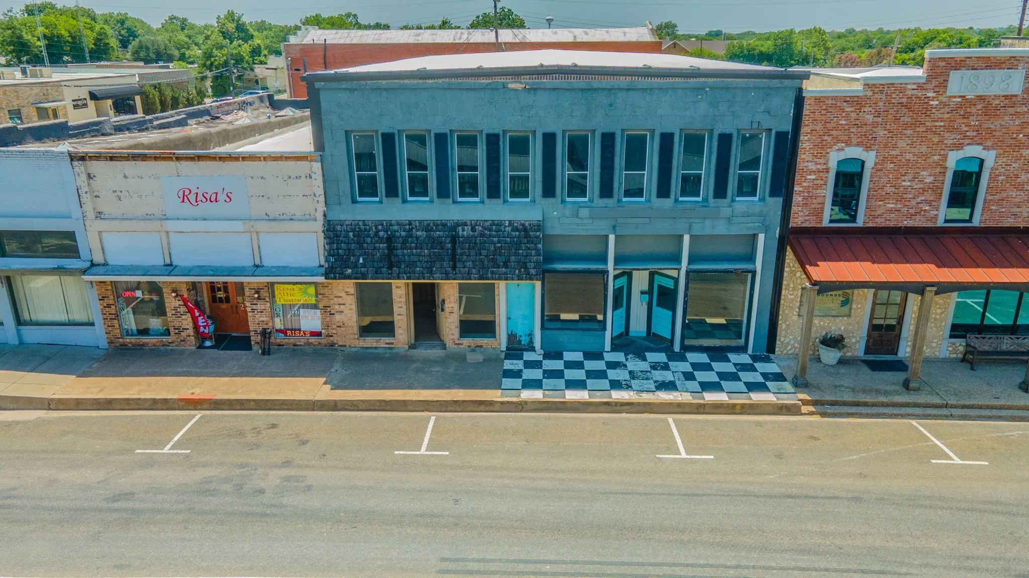 Retail For Sale in Mc Lennan County , 221 S Main Street, Mc Gregor, Texas 76657, 0, 0, Garage spaces, 0 Sqft, built in 1905, mls#21373550, Real Estate Agent in Mc Gregor, Homes For Sale in Mc Lennan county, Homes For Sale in Mc Gregor, Realtor in Mc Gregor Texas, Real Estate Brokerage Independent Realty Texas, Luminita Cordes Realtor