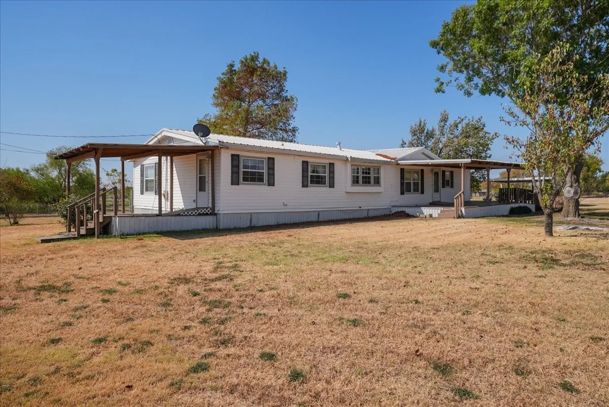 Mobile Home For Sale in Kaufman County , 1453 Joyce Road, Kaufman, Texas 75142, 3 Bedroom, 2 Bathroom, Garage spaces, 1,960 Sqft, built in 1986, mls#21373555, Real Estate Agent in Kaufman, Homes For Sale in Kaufman county, Homes For Sale in Kaufman, Realtor in Kaufman Texas, Real Estate Brokerage Independent Realty Texas, Luminita Cordes Realtor