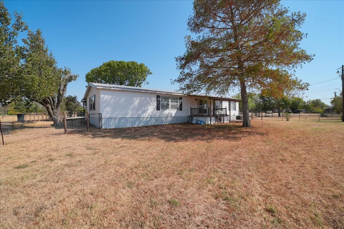 Mobile Home For Sale in Kaufman County , 1453 Joyce Road, Kaufman, Texas 75142, 3 Bedroom, 2 Bathroom, Garage spaces, 1,960 Sqft, built in 1986, mls#21373555, Real Estate Agent in Kaufman, Homes For Sale in Kaufman county, Homes For Sale in Kaufman, Realtor in Kaufman Texas, Real Estate Brokerage Independent Realty Texas, Luminita Cordes Realtor